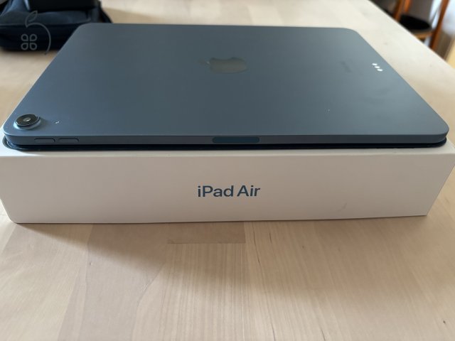 Ipad Air 5. gen (M1) 256 GB Karcmentes Eredeti tartozékokkal és Apple Smart Folio tokkal 
