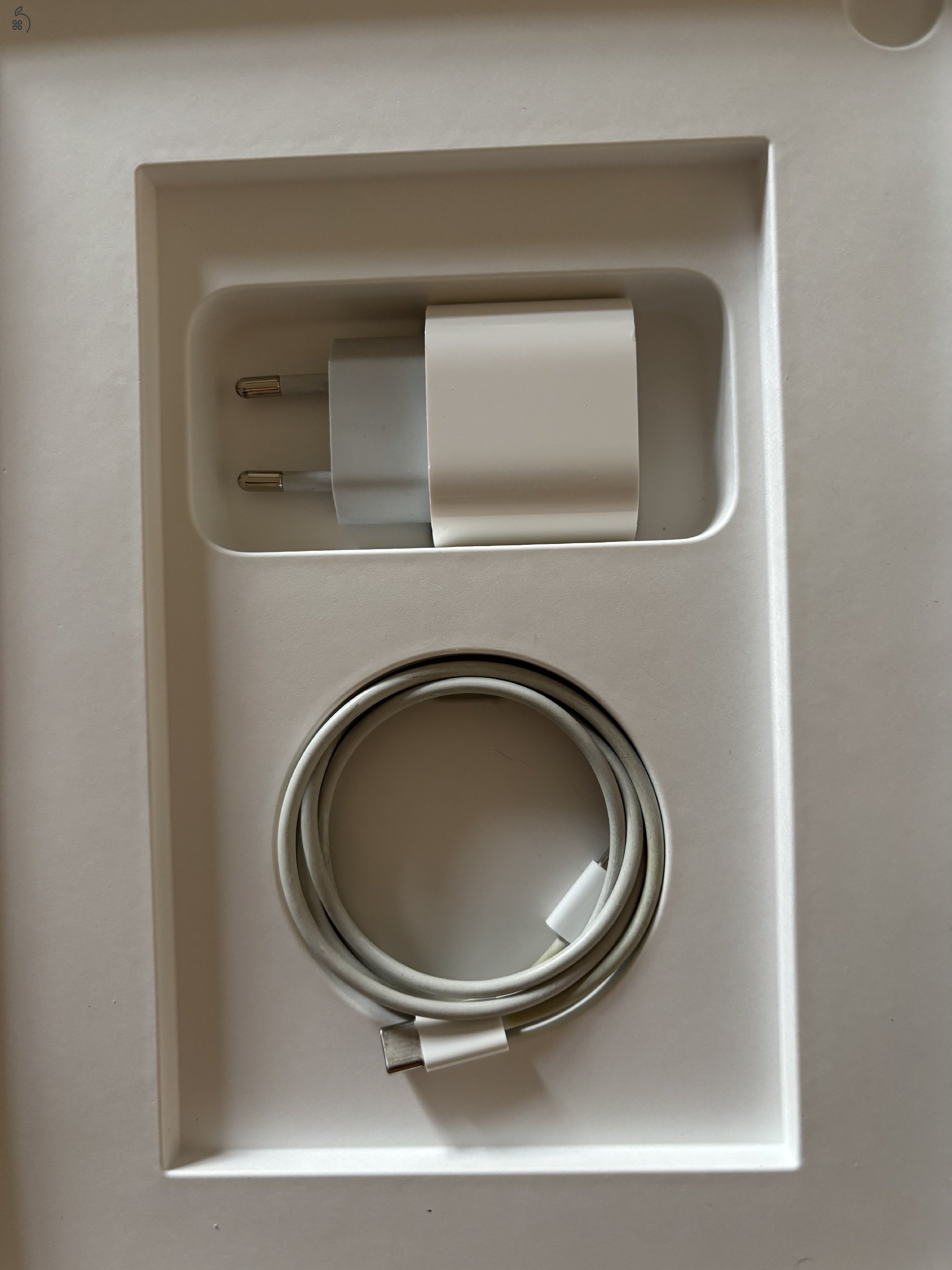 Ipad Air 5. gen (M1) 256 GB Karcmentes Eredeti tartozékokkal és Apple Smart Folio tokkal 