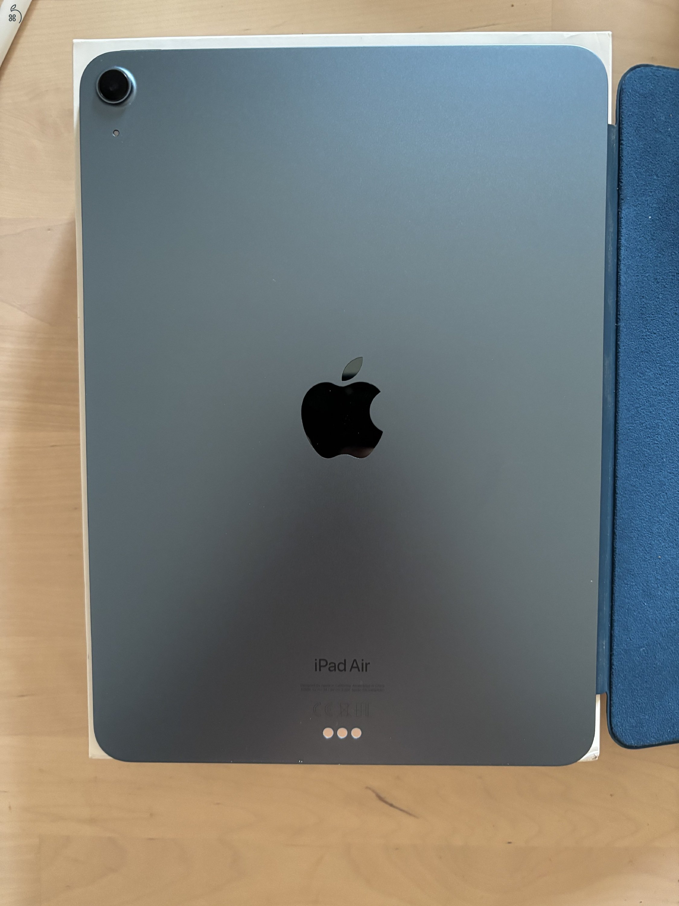 Ipad Air 5. gen (M1) 256 GB Karcmentes Eredeti tartozékokkal és Apple Smart Folio tokkal 