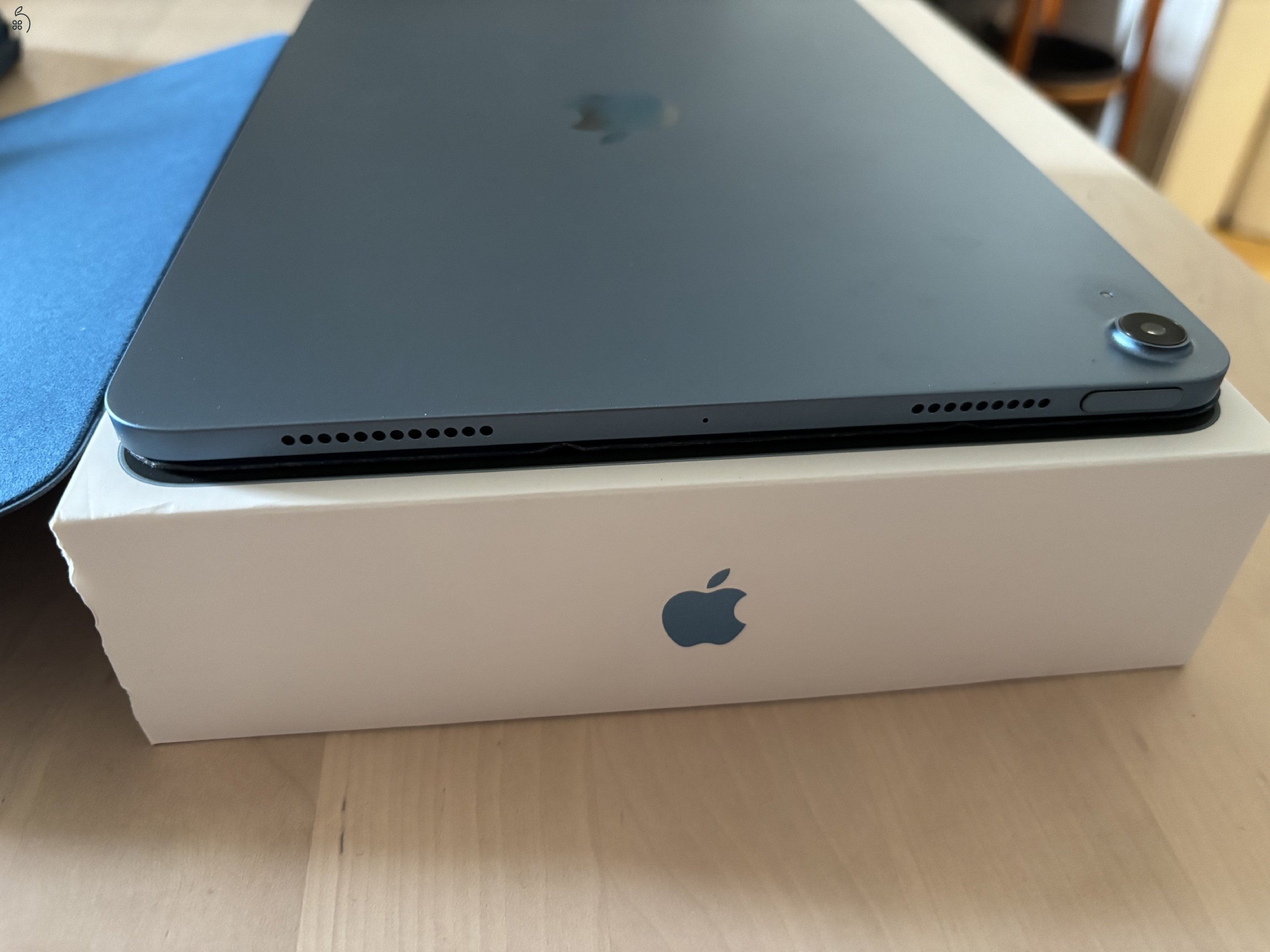 Ipad Air 5. gen (M1) 256 GB Karcmentes Eredeti tartozékokkal és Apple Smart Folio tokkal 