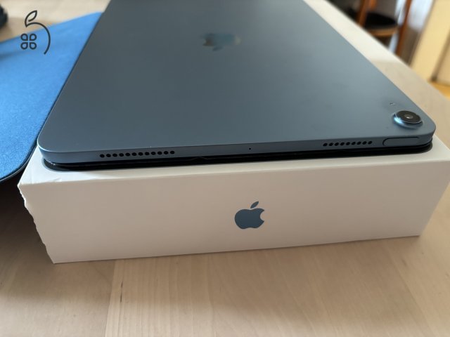 Ipad Air 5. gen (M1) 256 GB Karcmentes Eredeti tartozékokkal és Apple Smart Folio tokkal 