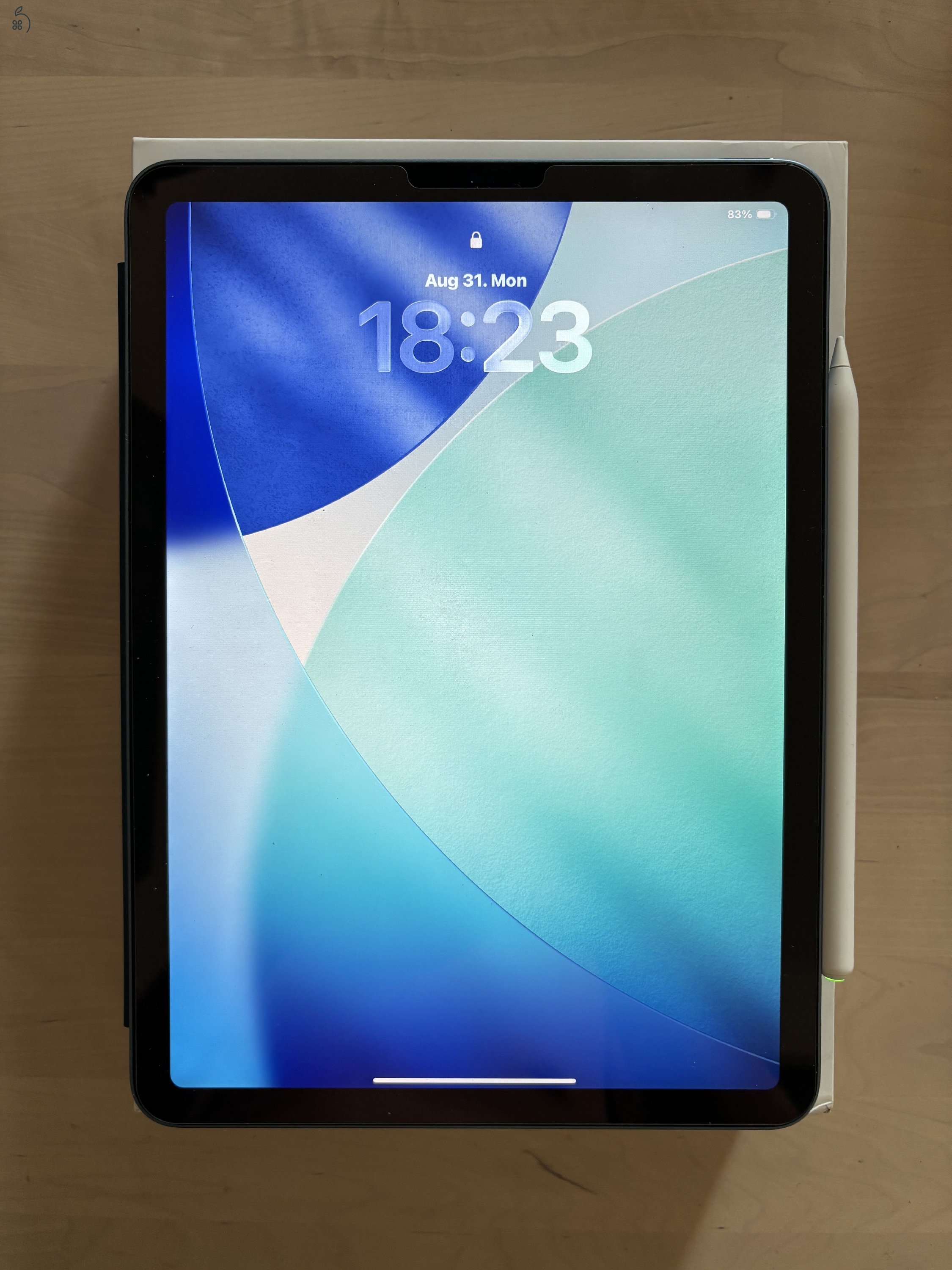 Ipad Air 5. gen (M1) 256 GB Karcmentes Eredeti tartozékokkal és Apple Smart Folio tokkal 