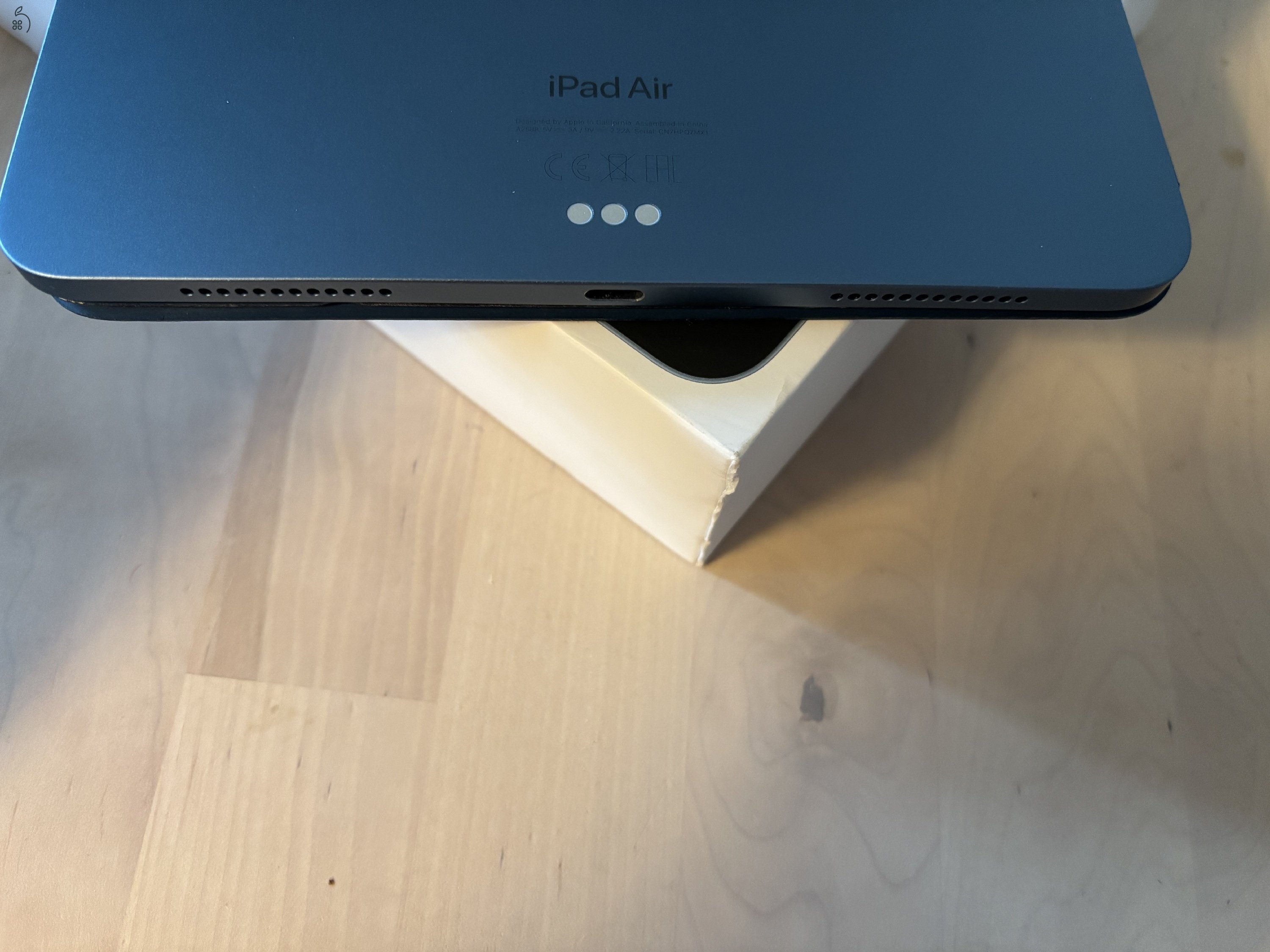 Ipad Air 5. gen (M1) 256 GB Karcmentes Eredeti tartozékokkal és Apple Smart Folio tokkal 
