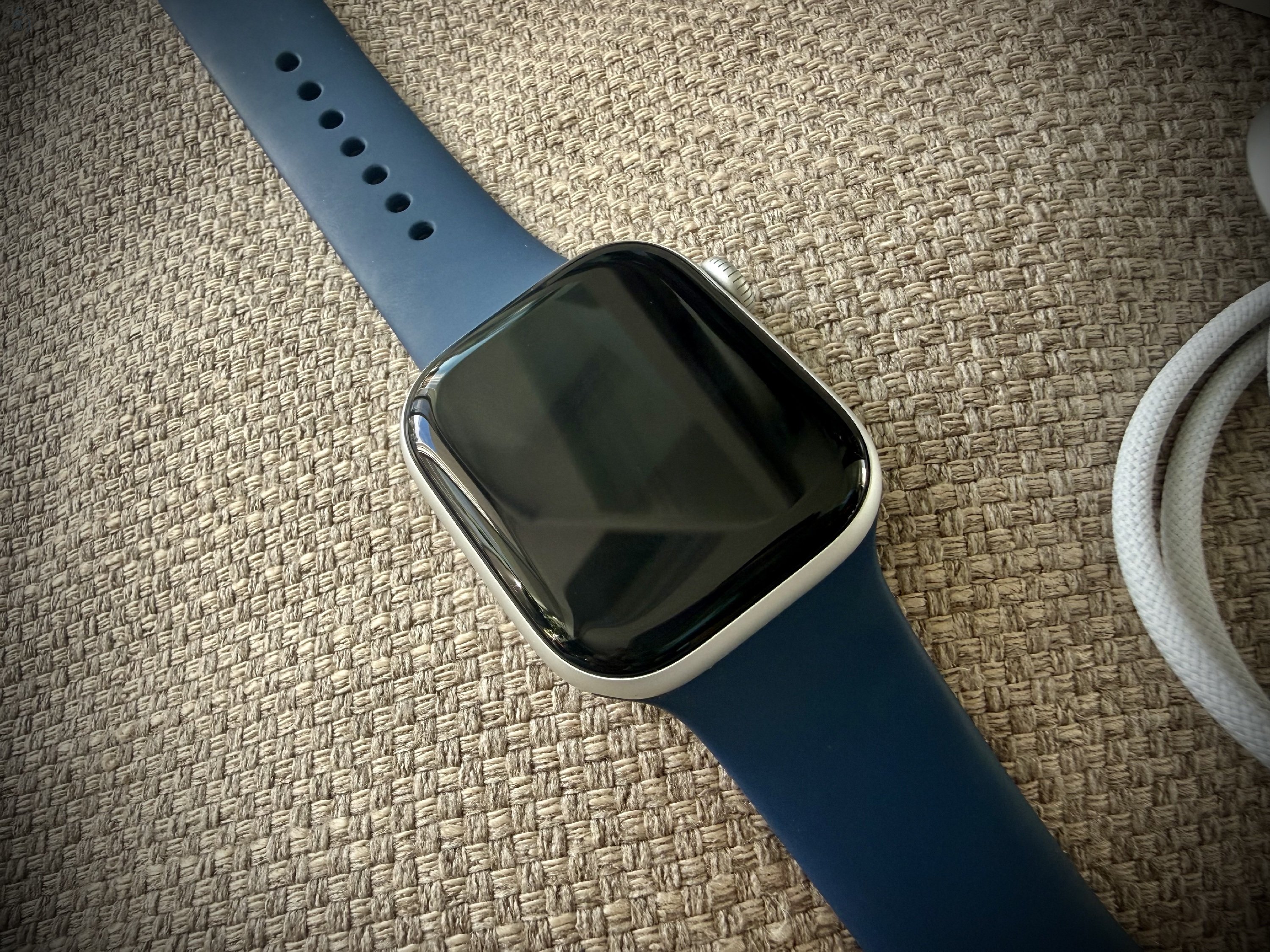 Apple Watch Series 10 42 mm Cellular + GPS ezüst – 94% akku, sok ajándék szíjjal