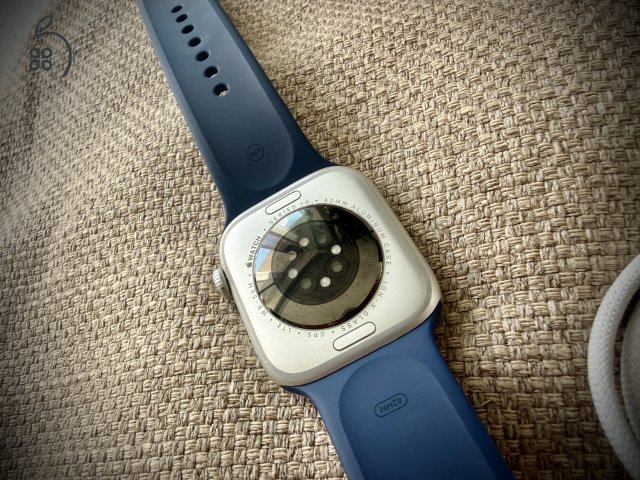 Apple Watch Series 10 42 mm Cellular + GPS ezüst – 94% akku, sok ajándék szíjjal