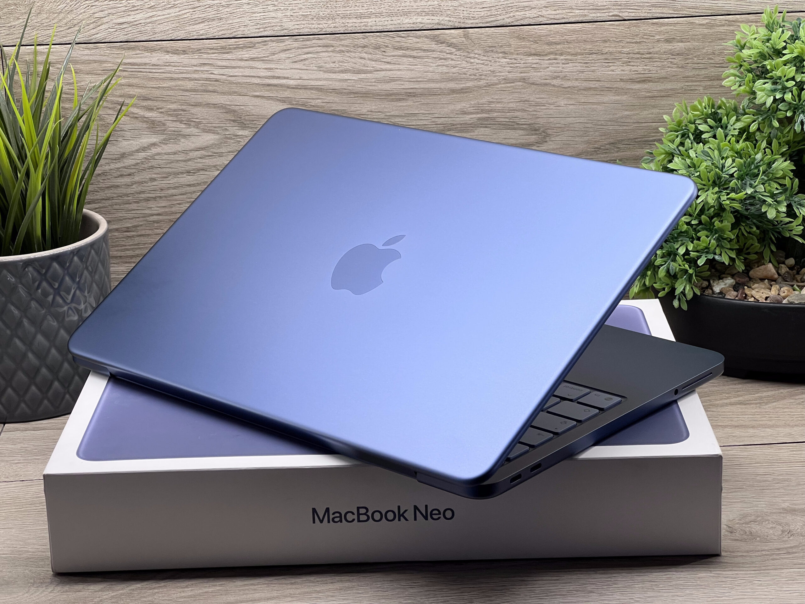 Hibátlan MacBook Neo Indigo 512GB 2 ÉV Garanciával Számlával Aksi 100%