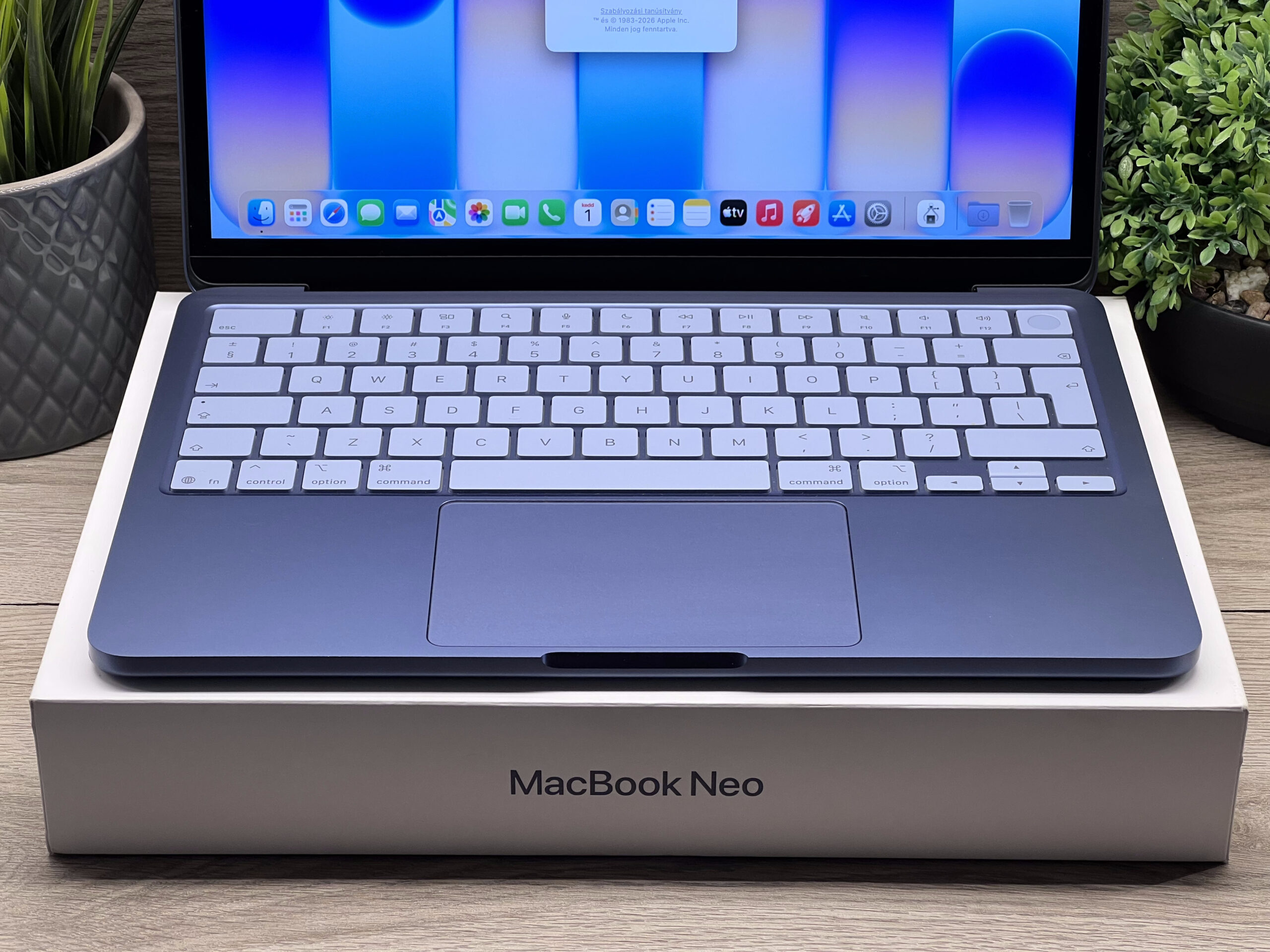 Hibátlan MacBook Neo Indigo 512GB 2 ÉV Garanciával Számlával Aksi 100%