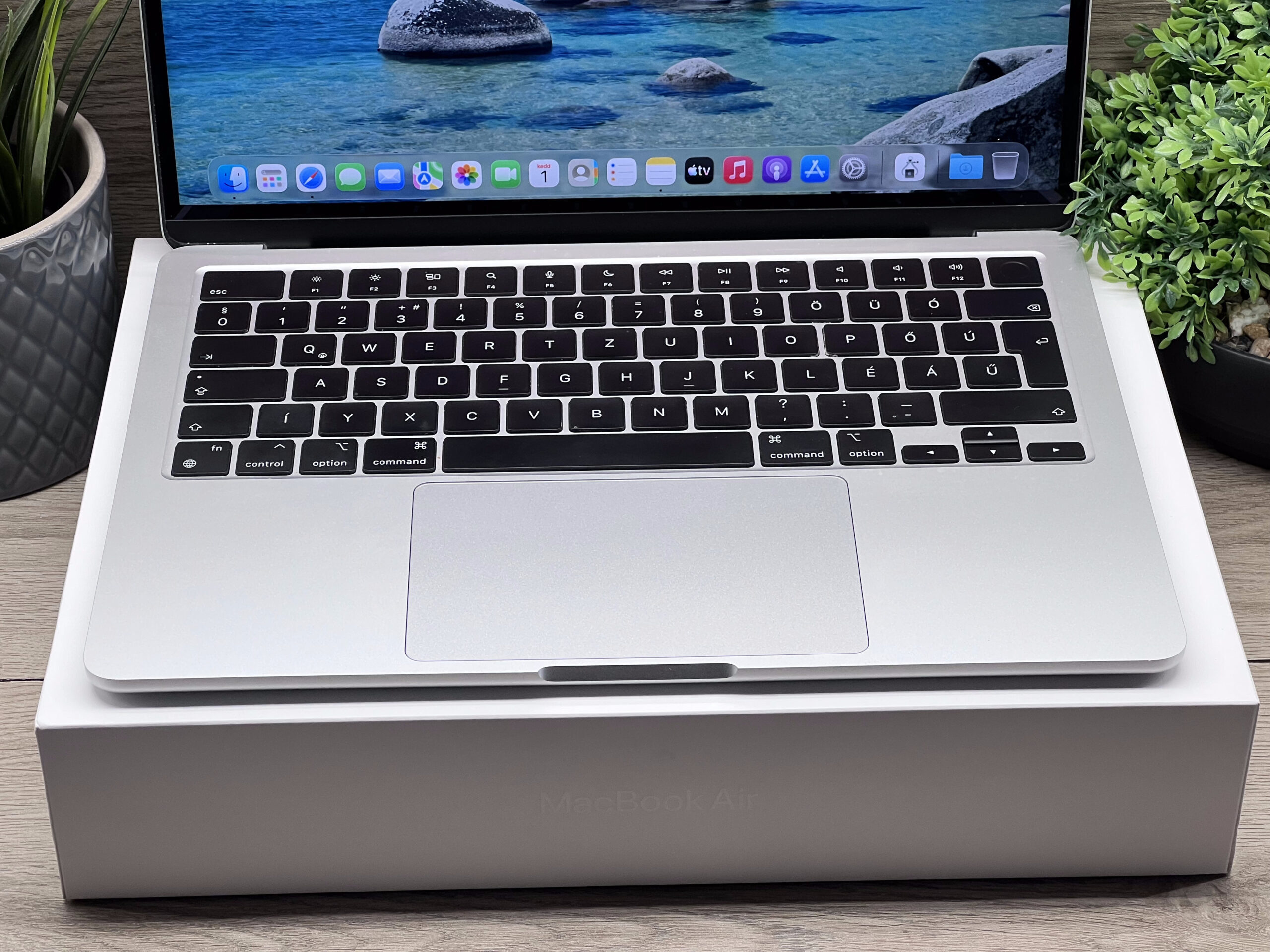 MacBook Air 2022 M2 13” 256GB 2 ÉV Garanciával Számlával