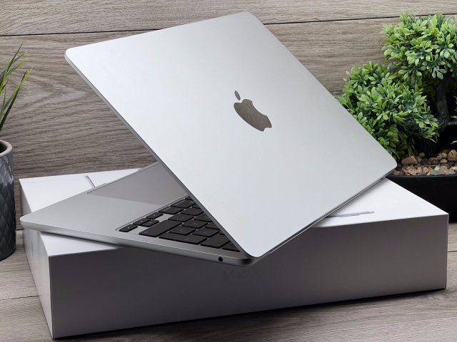 MacBook Air 2022 M2 13” 256GB 2 ÉV Garanciával Számlával