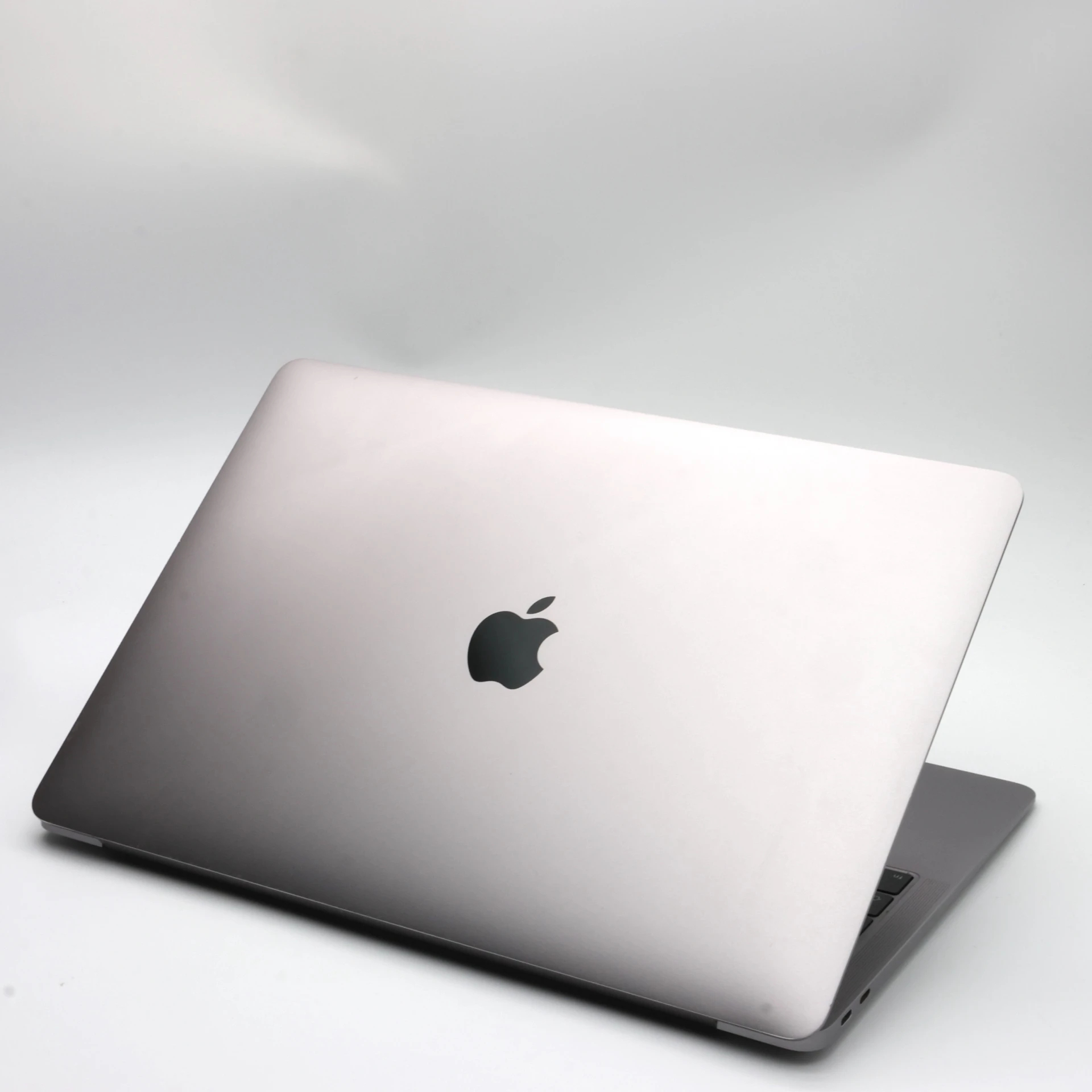 Apple MacBook Air 13″ 2019 i5 256 GB 8 GB RAM Silver HUN Bill