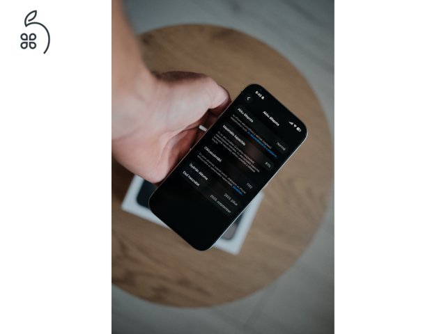 iPhone 15 Pro 256GB Natúr Titán Karcmentes, 1. tulajdonostól, gyári dobozával bontatlan kábellel 