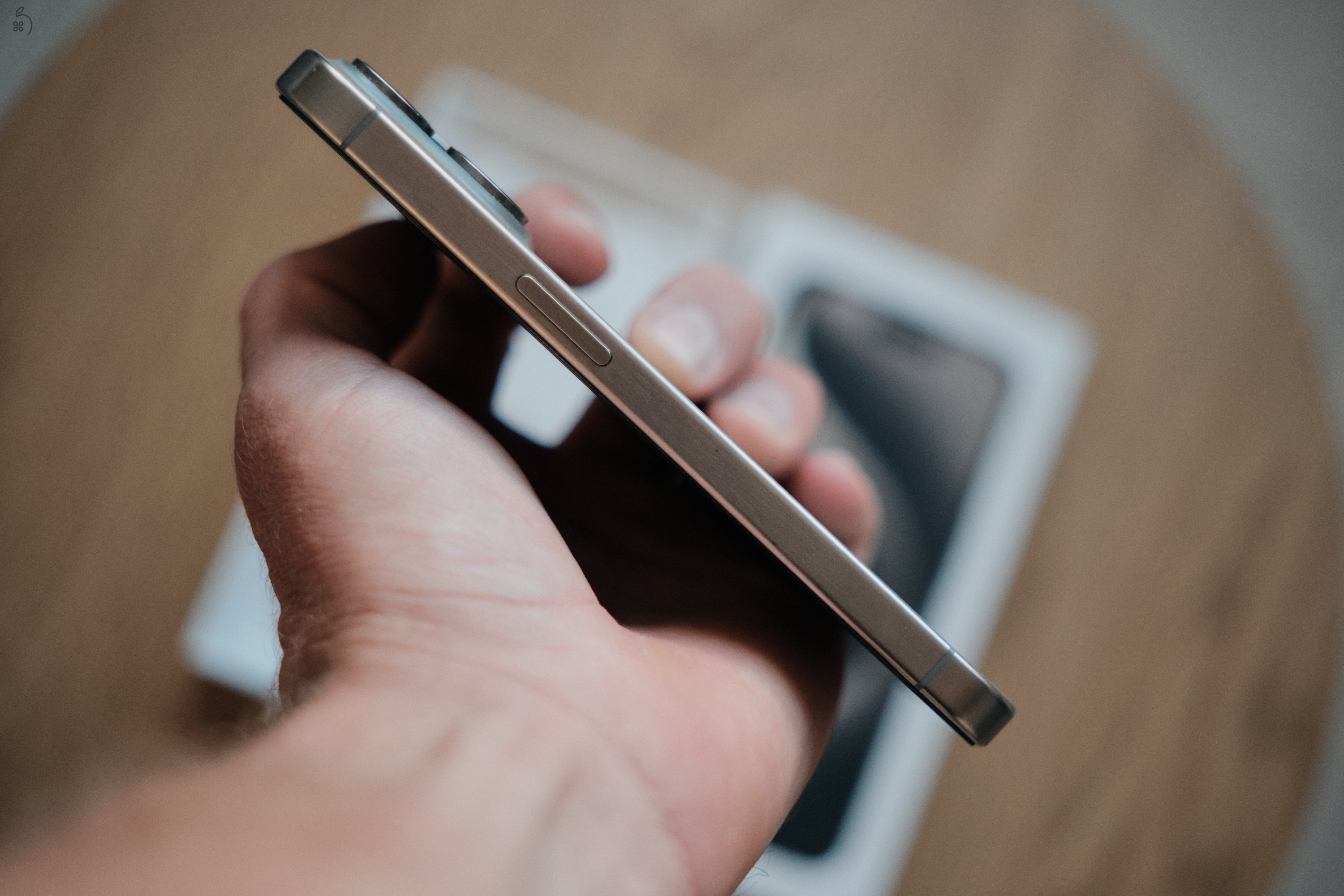 iPhone 15 Pro 256GB Natúr Titán Karcmentes, 1. tulajdonostól, gyári dobozával bontatlan kábellel 