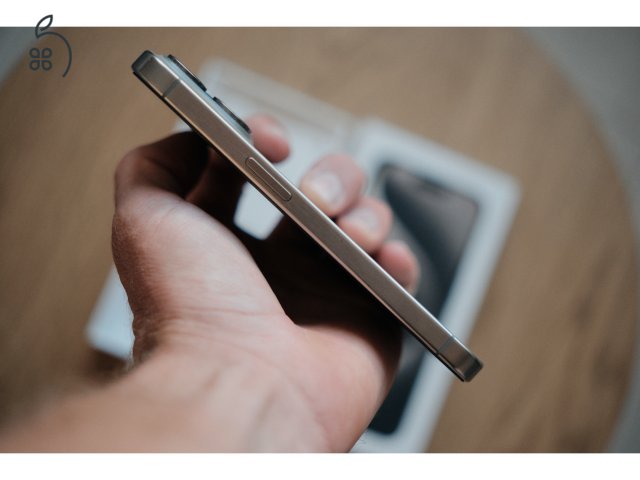 iPhone 15 Pro 256GB Natúr Titán Karcmentes, 1. tulajdonostól, gyári dobozával bontatlan kábellel 