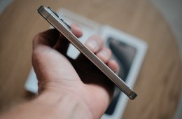 iPhone 15 Pro 256GB Natúr Titán Karcmentes, 1. tulajdonostól, gyári dobozával bontatlan kábellel 