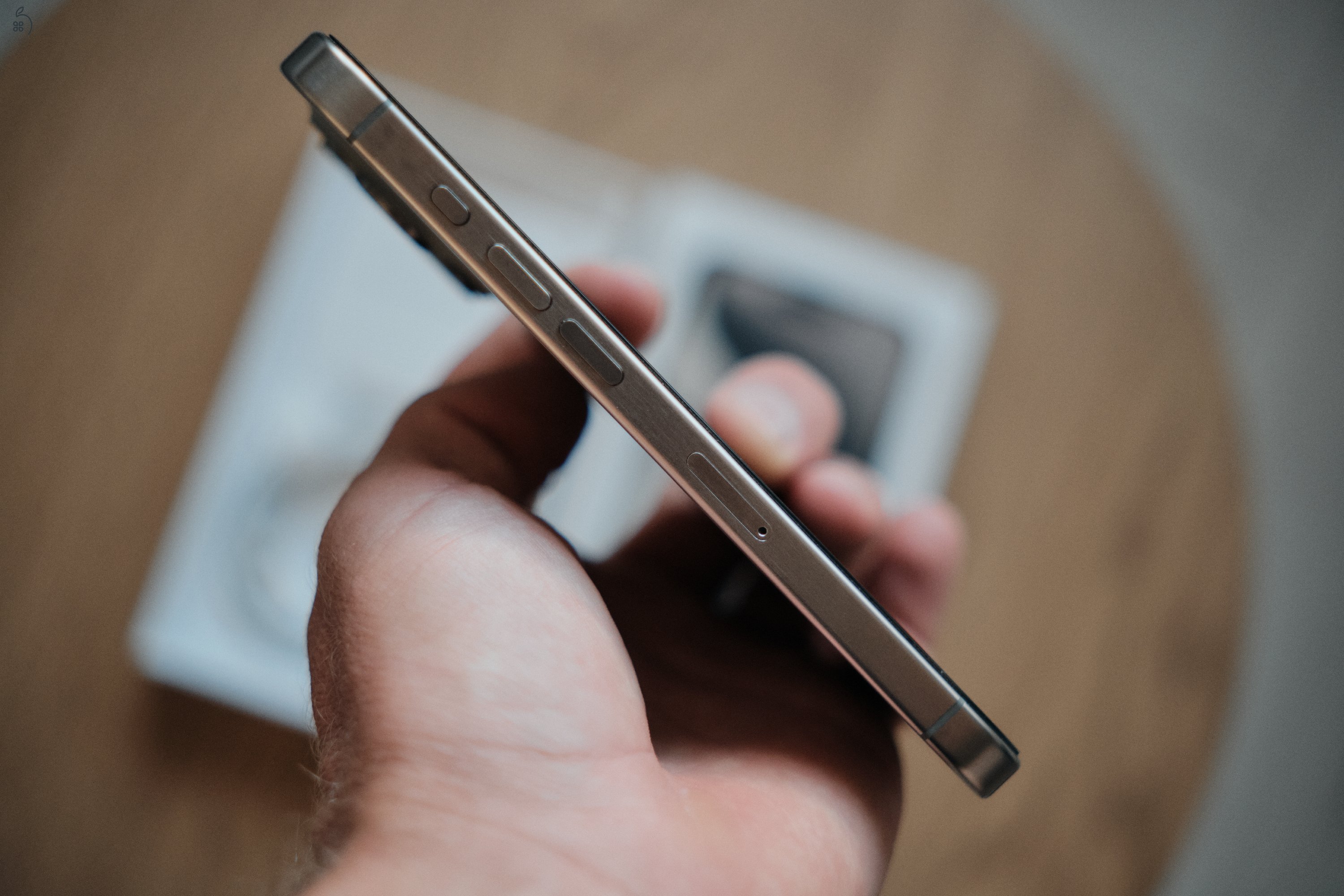 iPhone 15 Pro 256GB Natúr Titán Karcmentes, 1. tulajdonostól, gyári dobozával bontatlan kábellel 