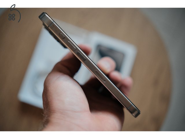 iPhone 15 Pro 256GB Natúr Titán Karcmentes, 1. tulajdonostól, gyári dobozával bontatlan kábellel 