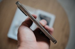 iPhone 15 Pro 256GB Natúr Titán Karcmentes, 1. tulajdonostól, gyári dobozával bontatlan kábellel 