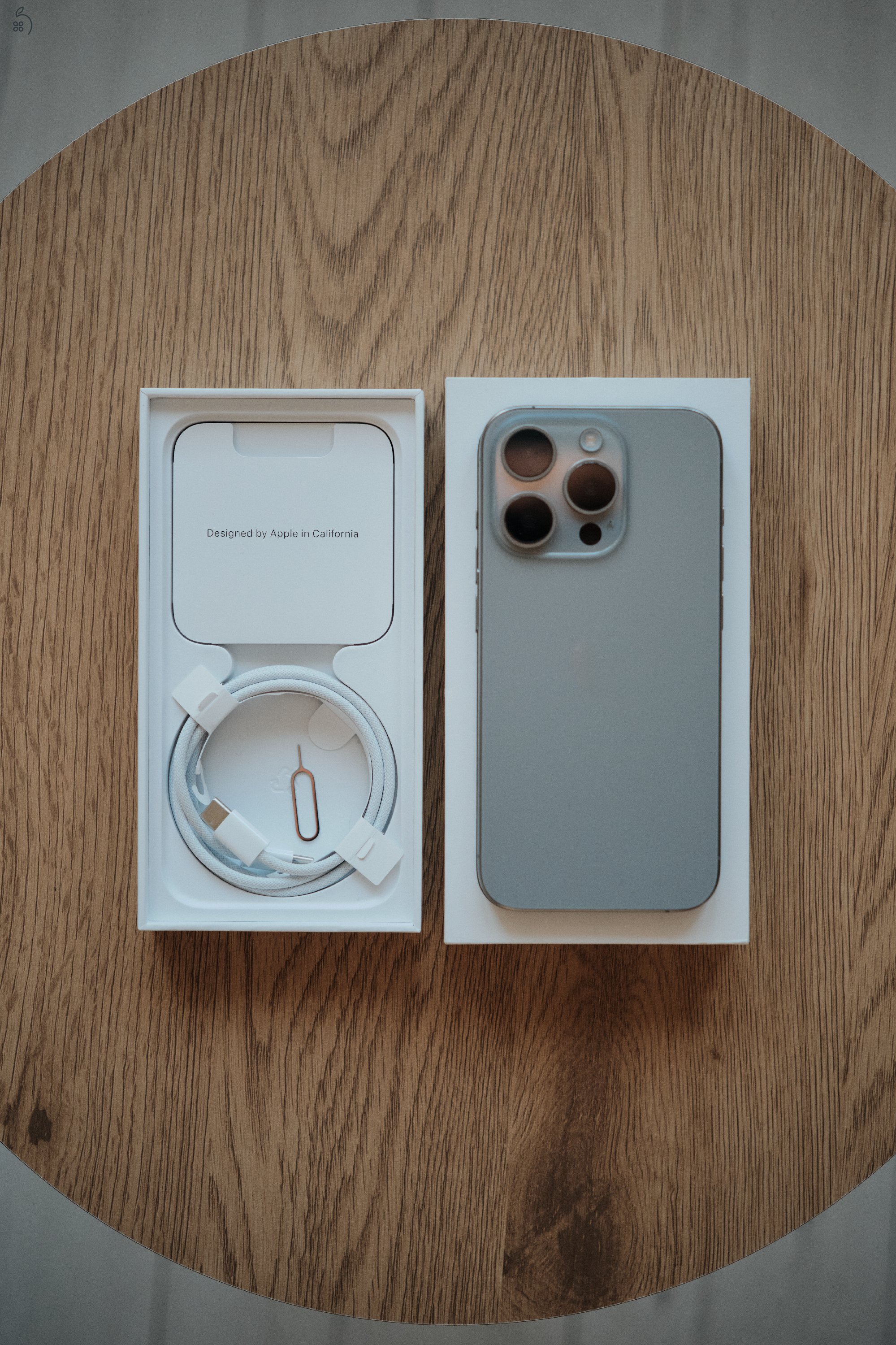 iPhone 15 Pro 256GB Natúr Titán Karcmentes, 1. tulajdonostól, gyári dobozával bontatlan kábellel 