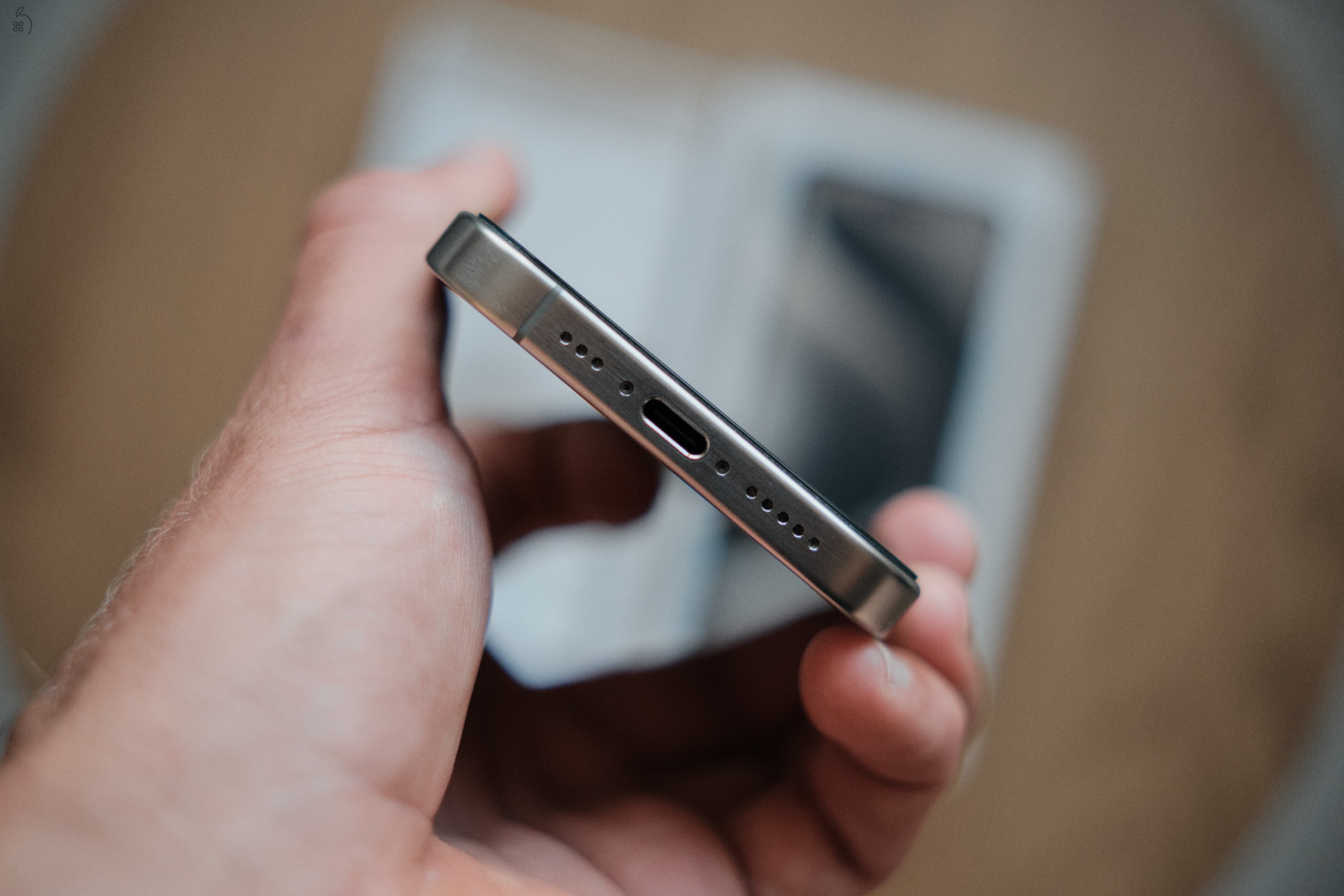 iPhone 15 Pro 256GB Natúr Titán Karcmentes, 1. tulajdonostól, gyári dobozával bontatlan kábellel 