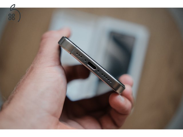 iPhone 15 Pro 256GB Natúr Titán Karcmentes, 1. tulajdonostól, gyári dobozával bontatlan kábellel 