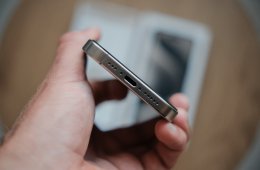 iPhone 15 Pro 256GB Natúr Titán Karcmentes, 1. tulajdonostól, gyári dobozával bontatlan kábellel 