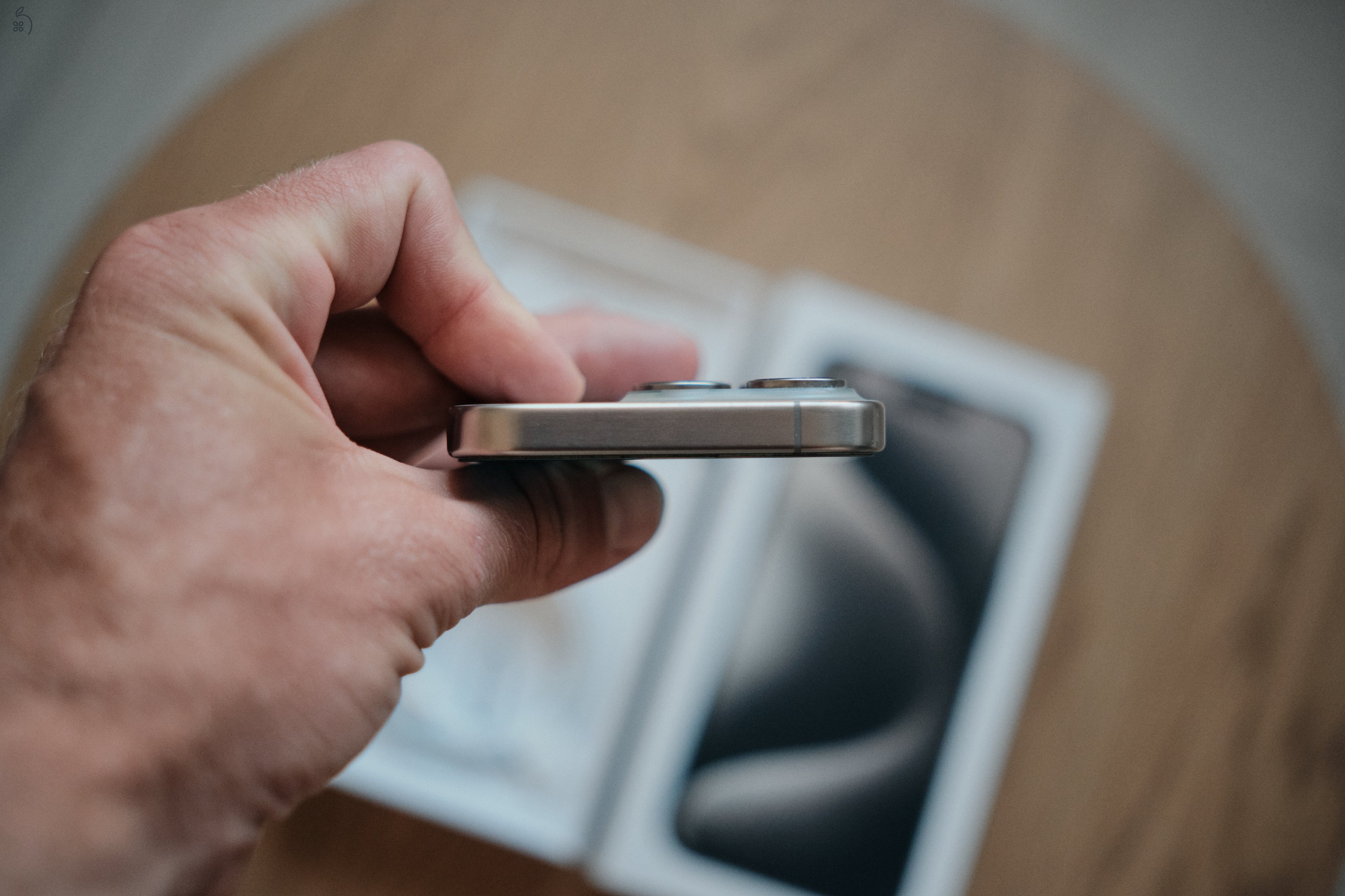 iPhone 15 Pro 256GB Natúr Titán Karcmentes, 1. tulajdonostól, gyári dobozával bontatlan kábellel 