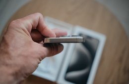 iPhone 15 Pro 256GB Natúr Titán Karcmentes, 1. tulajdonostól, gyári dobozával bontatlan kábellel 