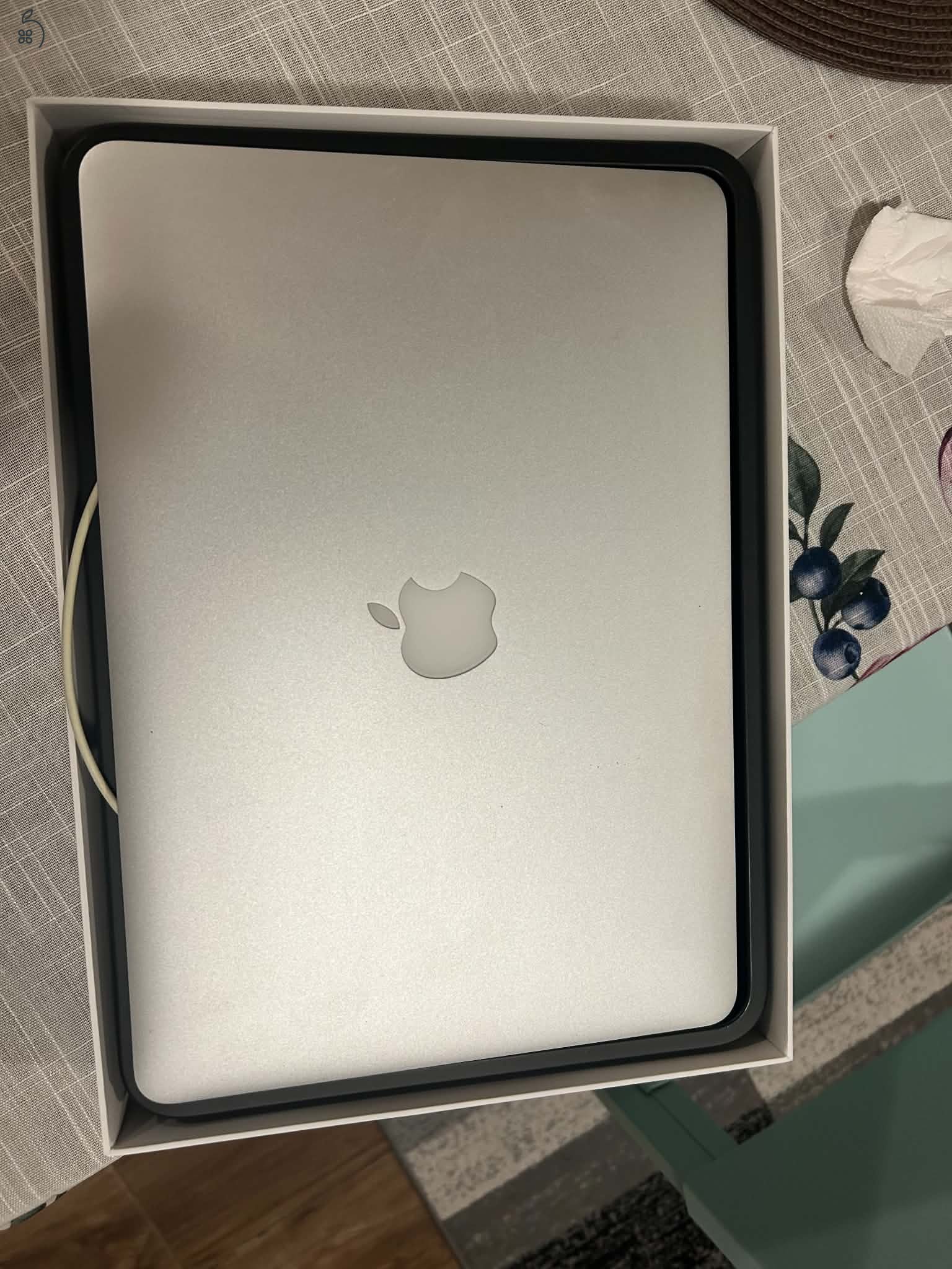 MacBook Air 13 eredeti töltővel, dobozban megkímélt állapotban eladó