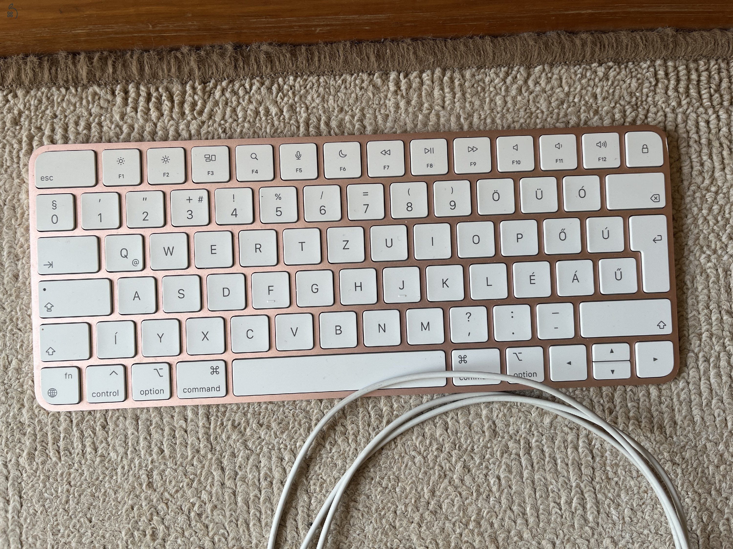 APPLE Magic Keyboard Pink Magyar kiosztással.