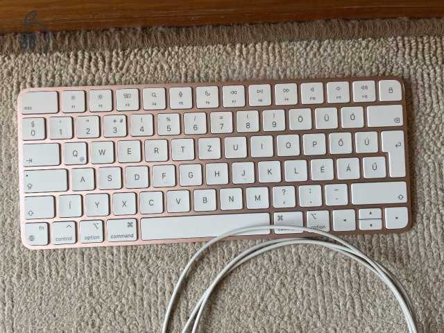 APPLE Magic Keyboard Pink Magyar kiosztással.
