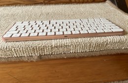 APPLE Magic Keyboard Pink Magyar kiosztással.