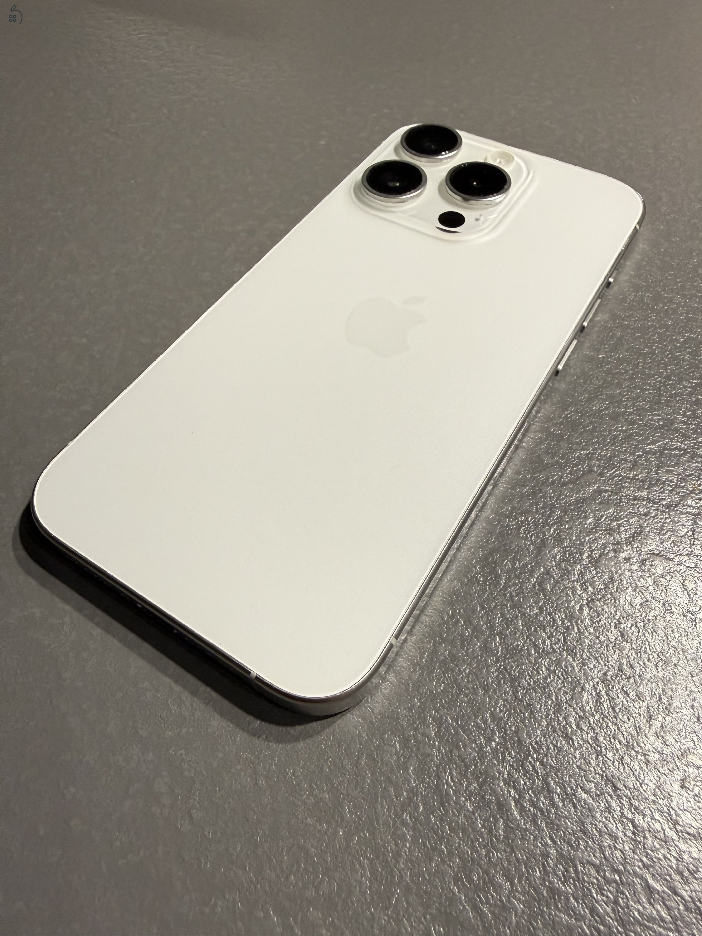 Eladó iPhone 15 Pro 256 GB fehér/titán – kitűnő állapotban