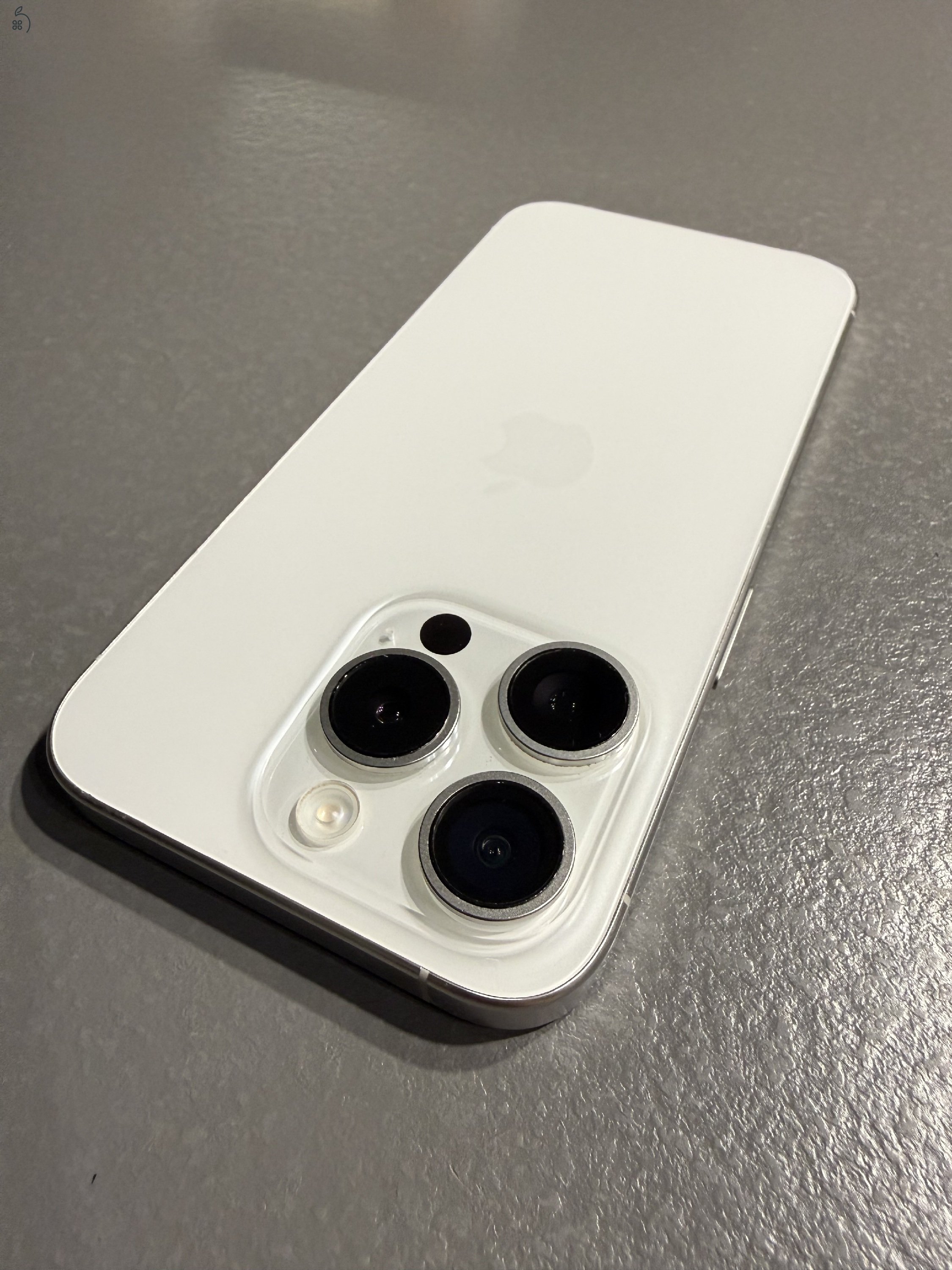 Eladó iPhone 15 Pro 256 GB fehér/titán – kitűnő állapotban