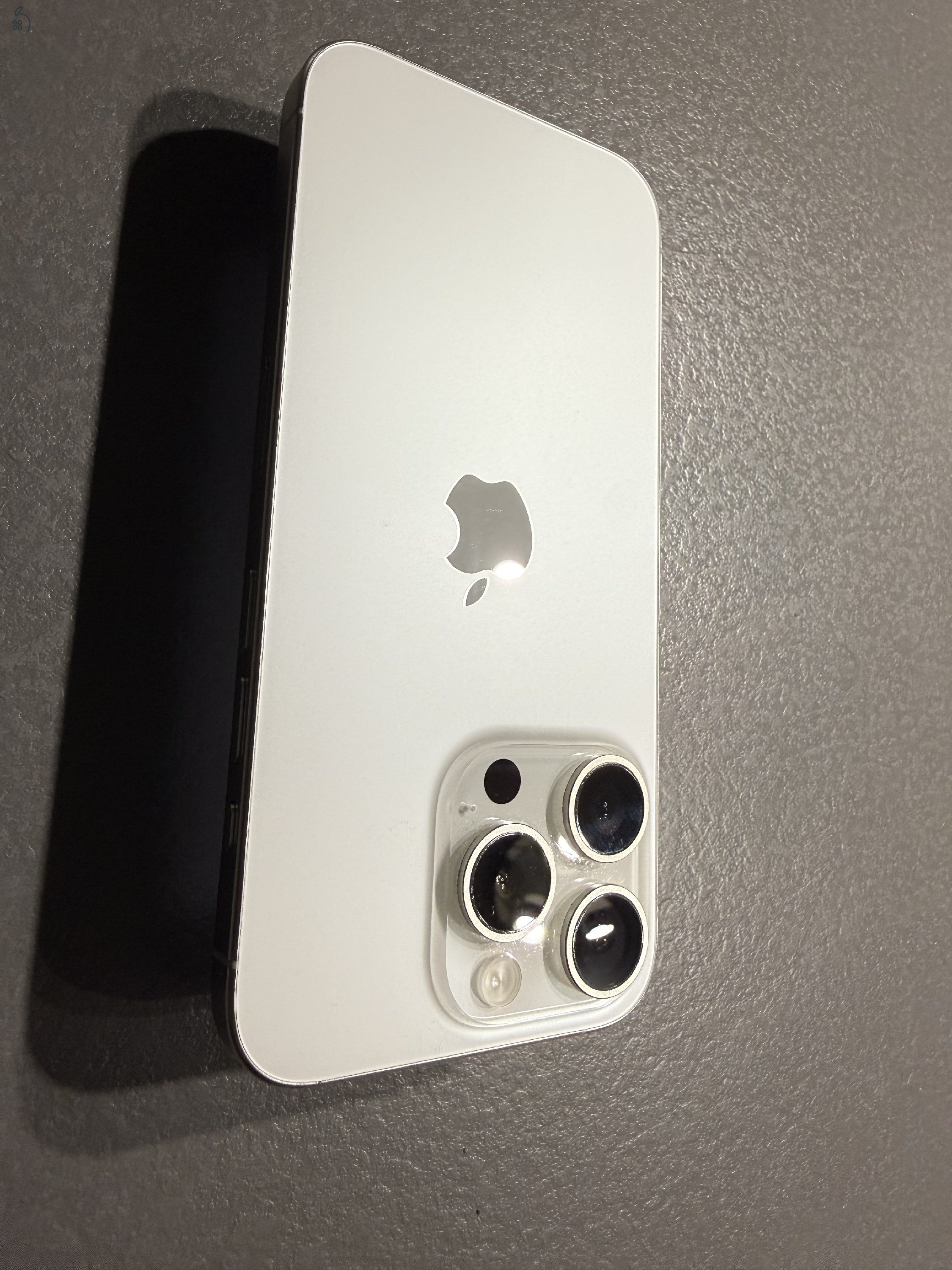Eladó iPhone 15 Pro 256 GB fehér/titán – kitűnő állapotban