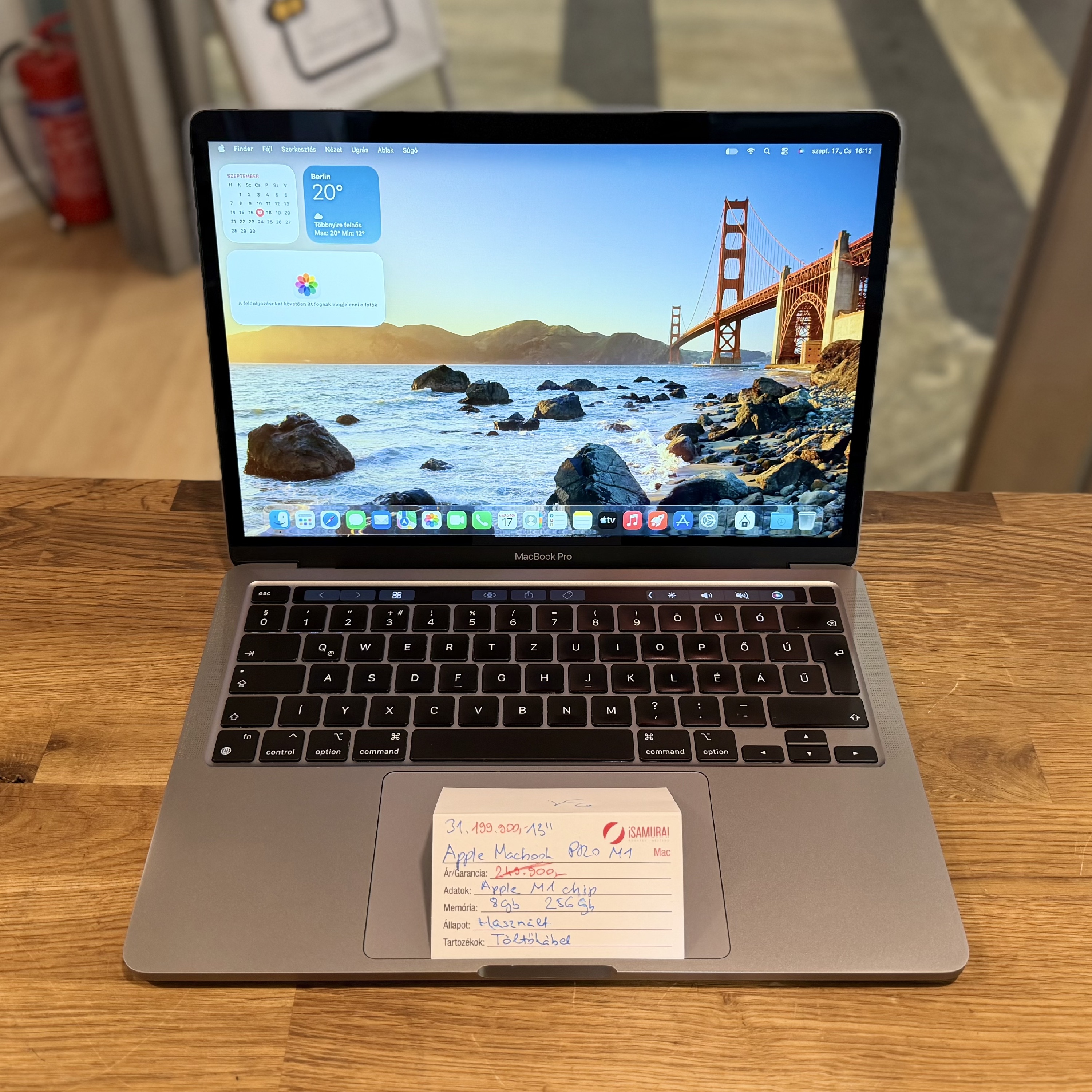 .Apple MacBook Pro 13