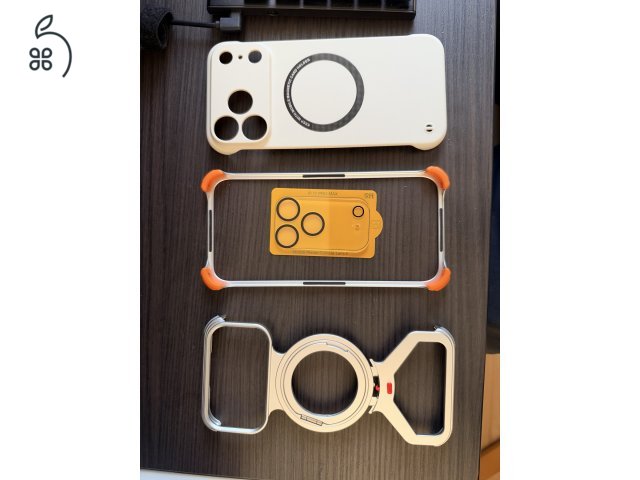 iPhone 17 Pro Max 256GB Ezüst 3 hónaposan. Esr armorite profi üvegfóliával. 3 új Tokkal. 