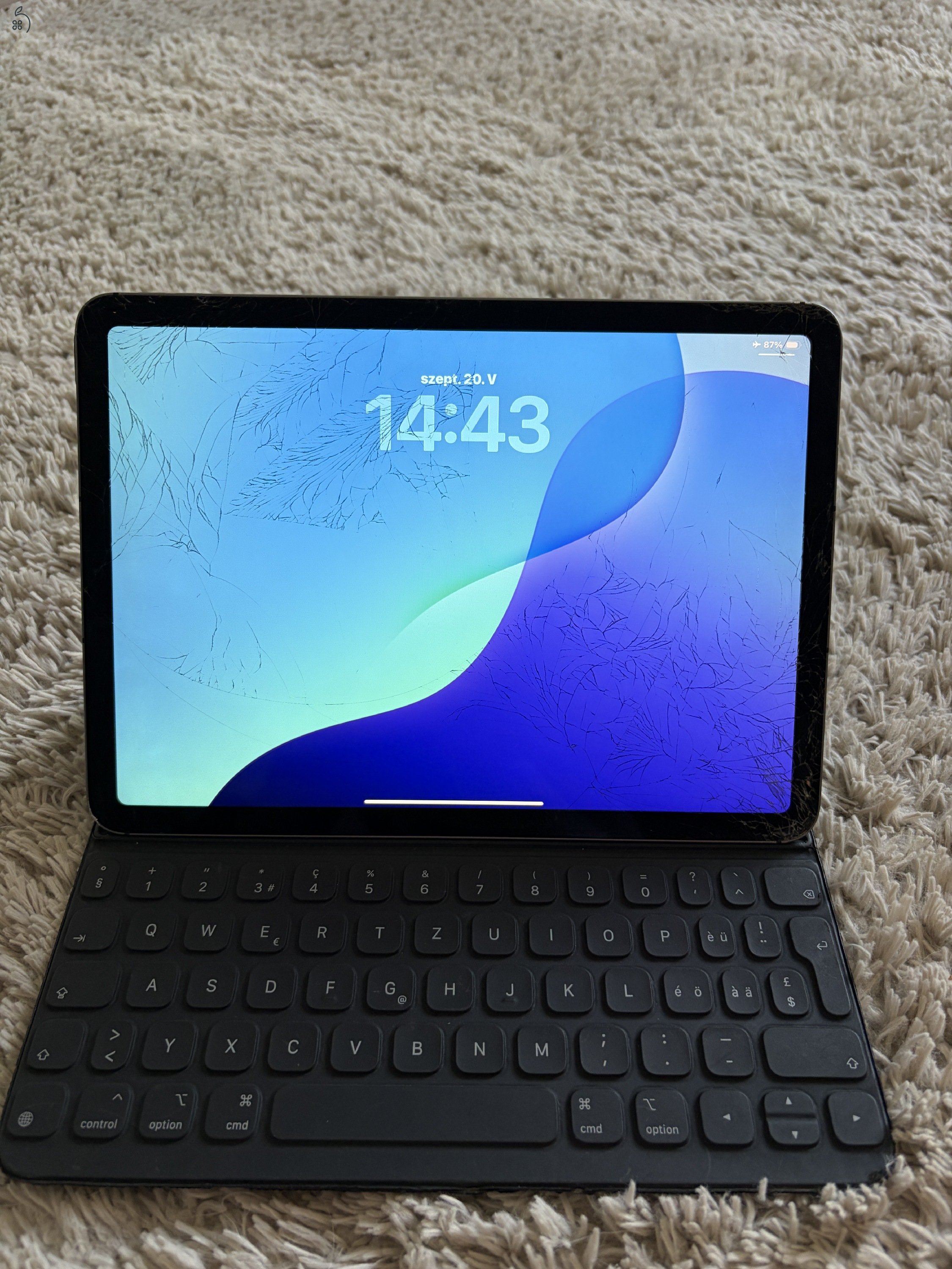 Apple iPad Air 4 64GB Cellular + Apple Smart Keyboard Folio