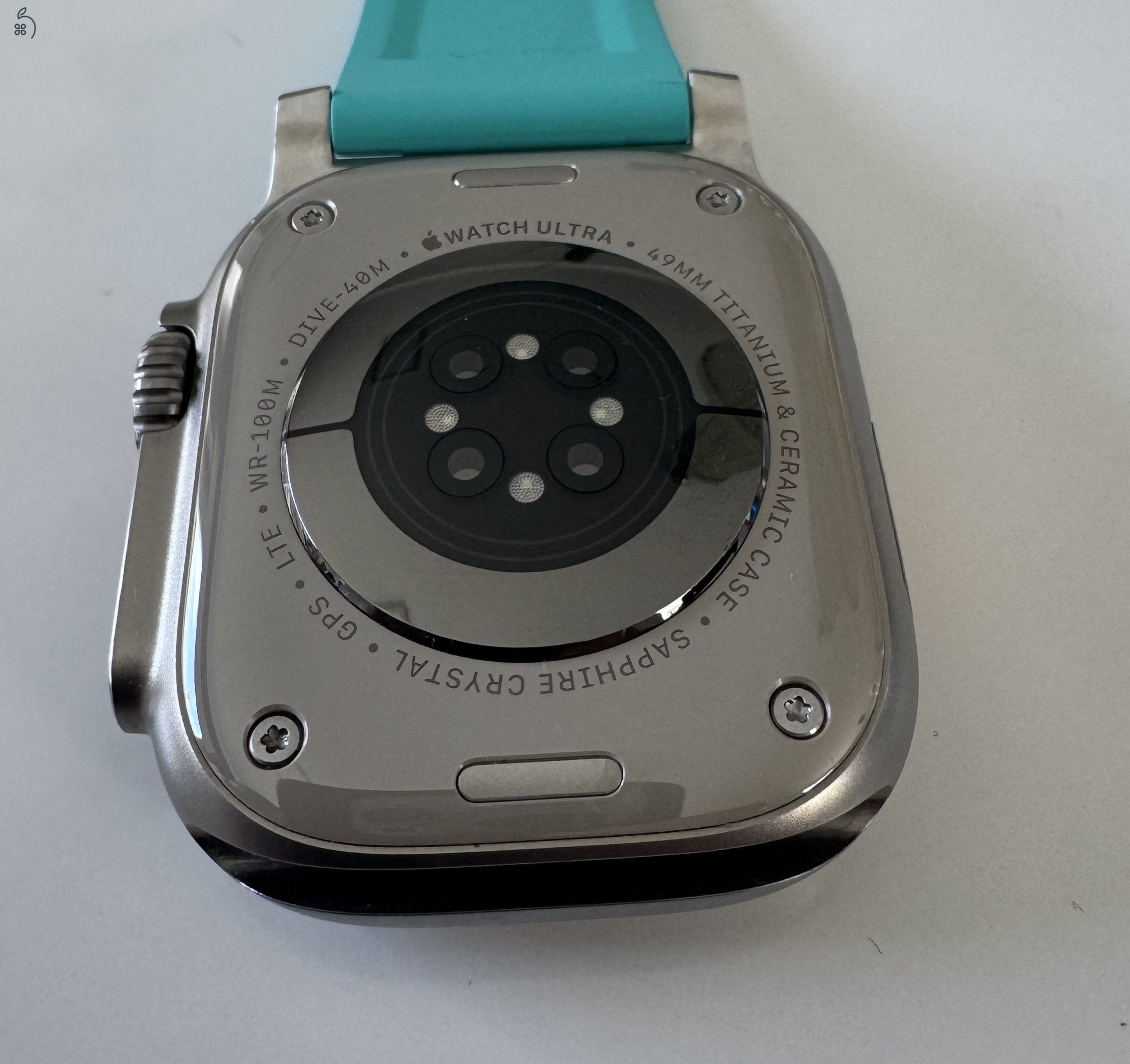 Apple Watch Ultra 1 49 mm Titanium – GPS + Cellular (GSM) változat, karcmentes kijelző 86% akku + 3 szíj