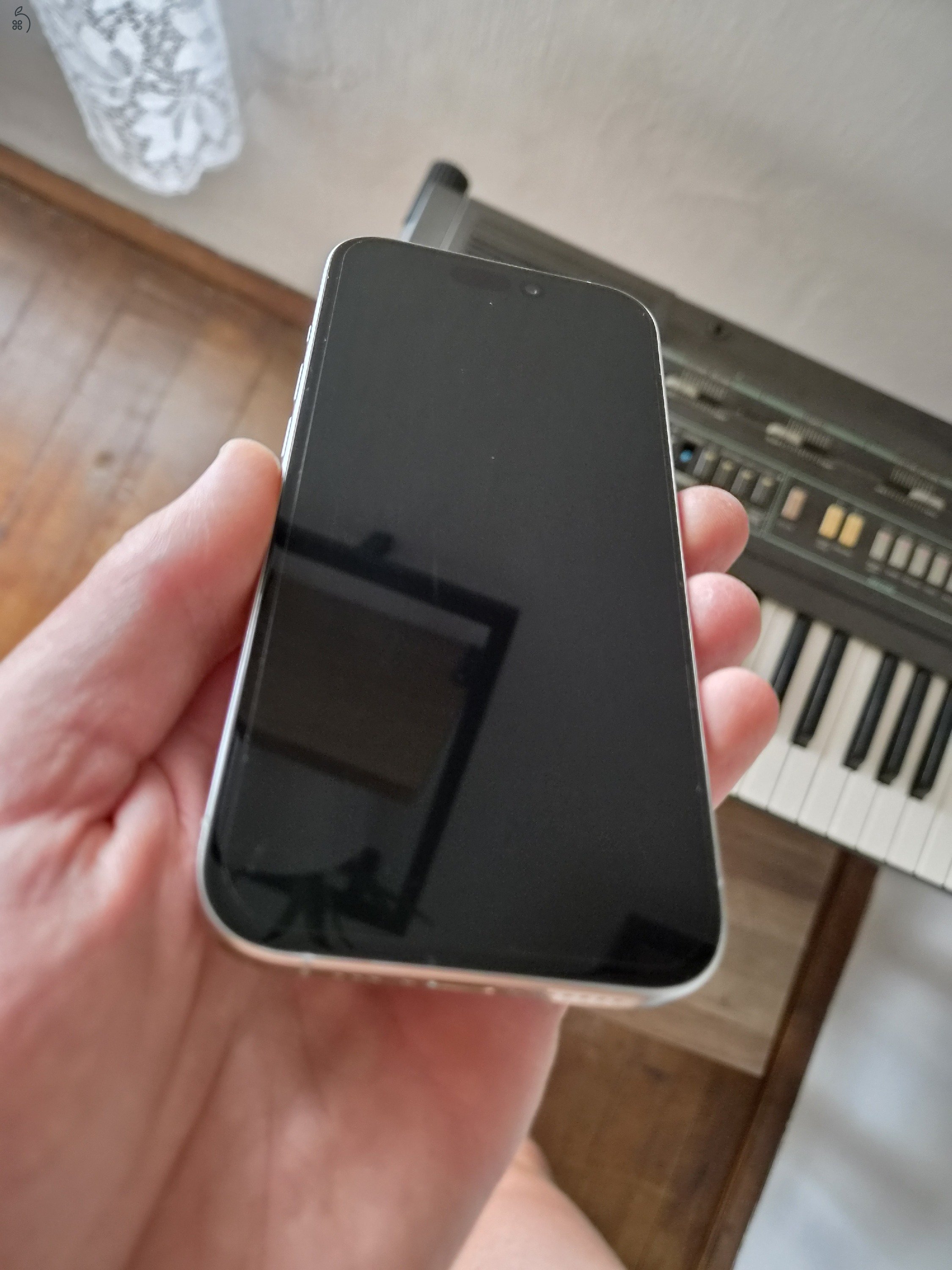 iPhone 15 Pro 128GB – karcmentes – 88% akku – 3 tok + kábel