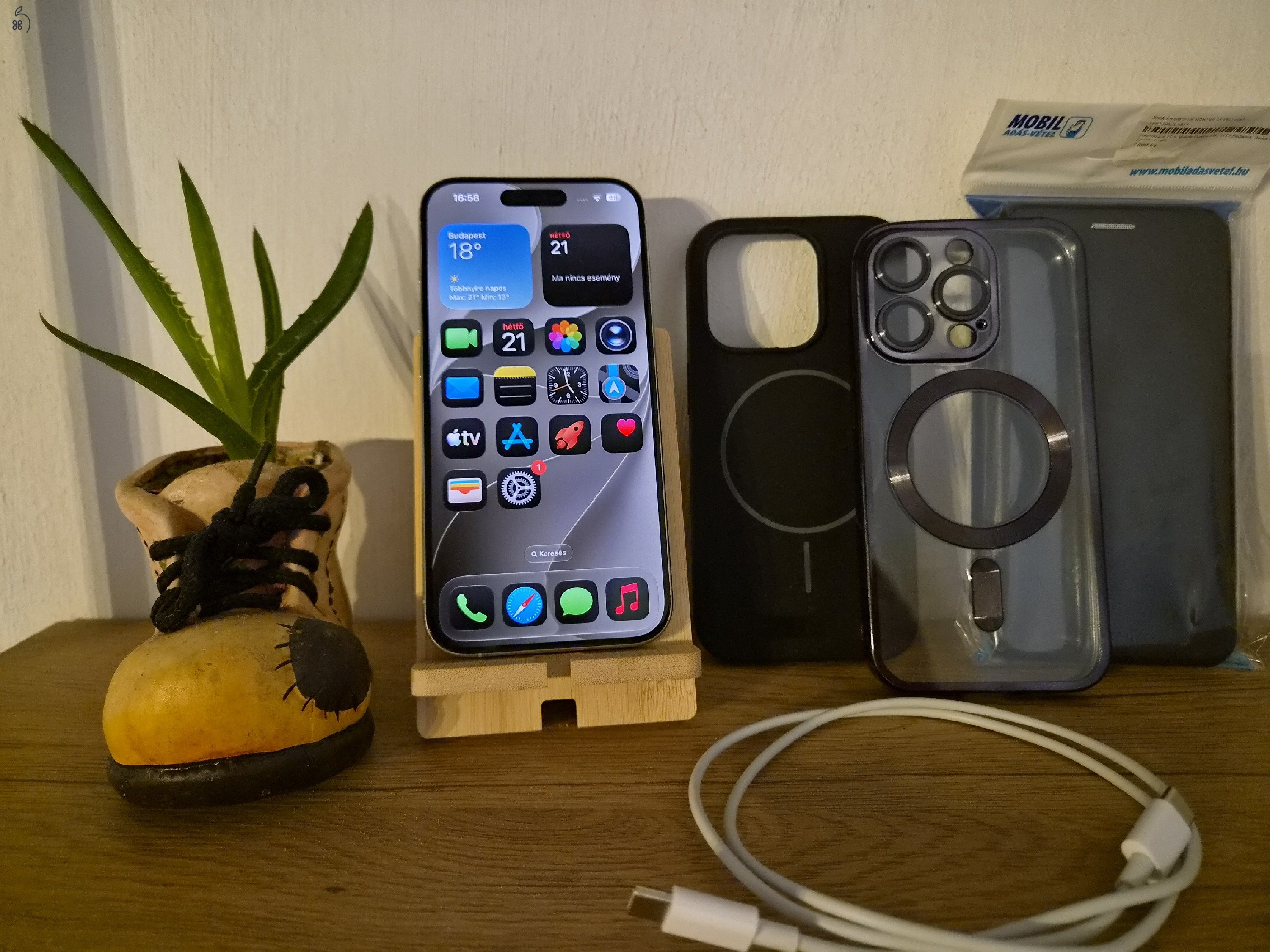iPhone 15 Pro 128GB – karcmentes – 88% akku – 3 tok + kábel