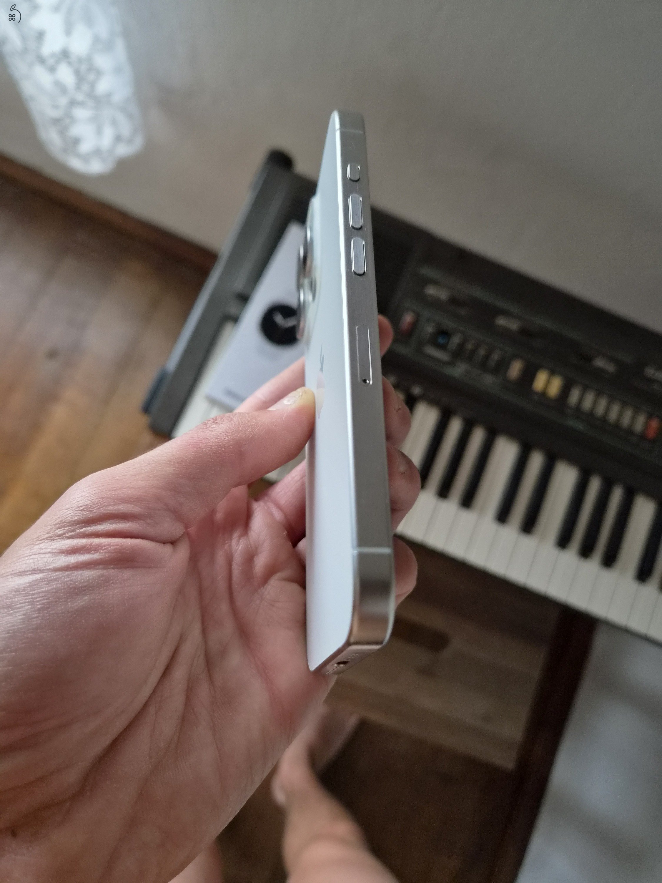 iPhone 15 Pro 128GB – karcmentes – 88% akku – 3 tok + kábel