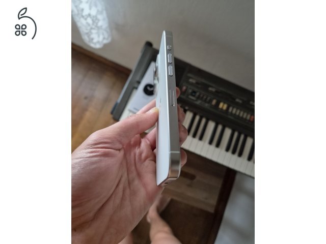 iPhone 15 Pro 128GB – karcmentes – 88% akku – 3 tok + kábel