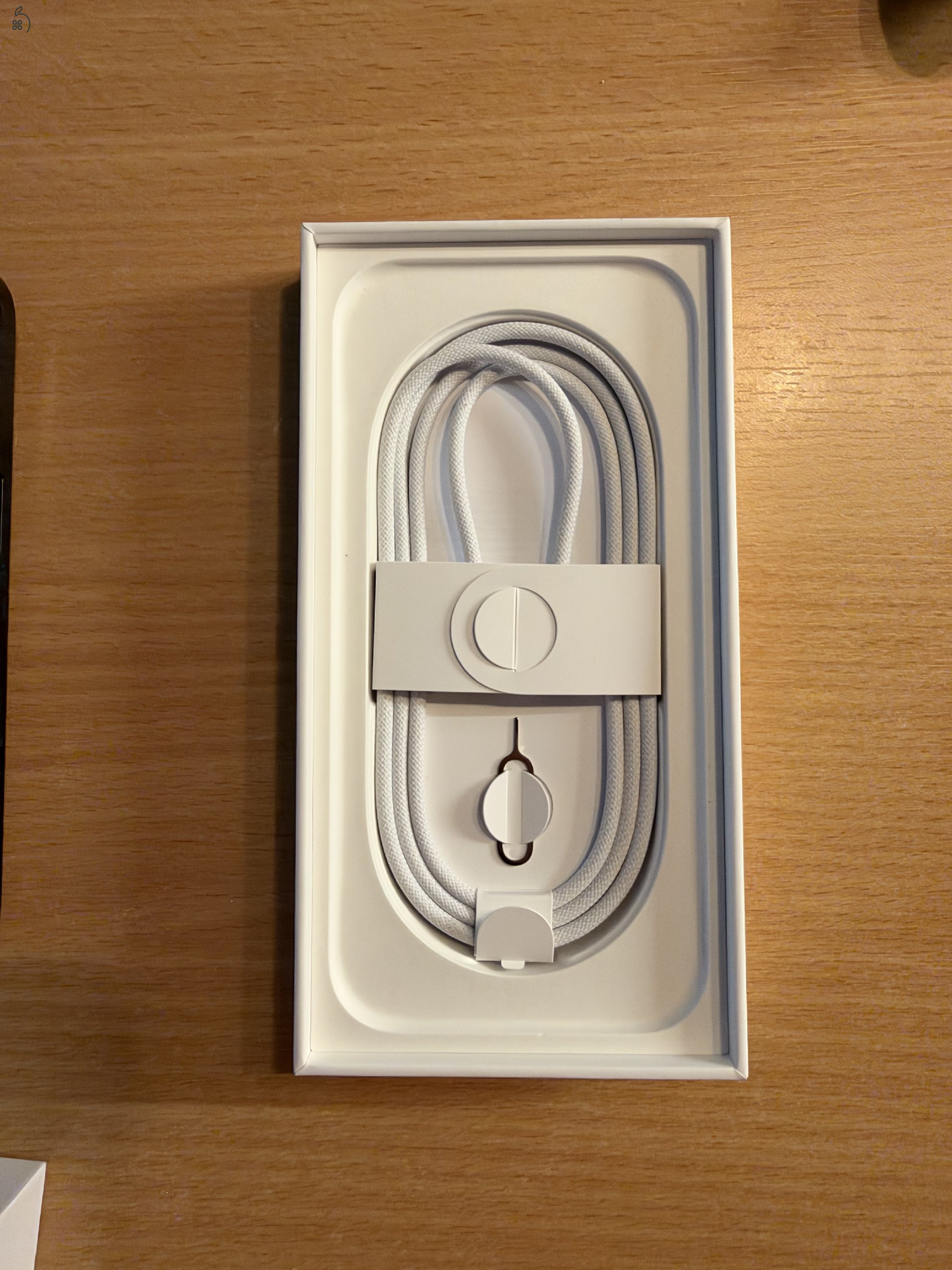Hibátlan iPhone 16 Pro 128 GB Fekete Titán, Kártyafüggetlen, 1 év garancia, 92% akku