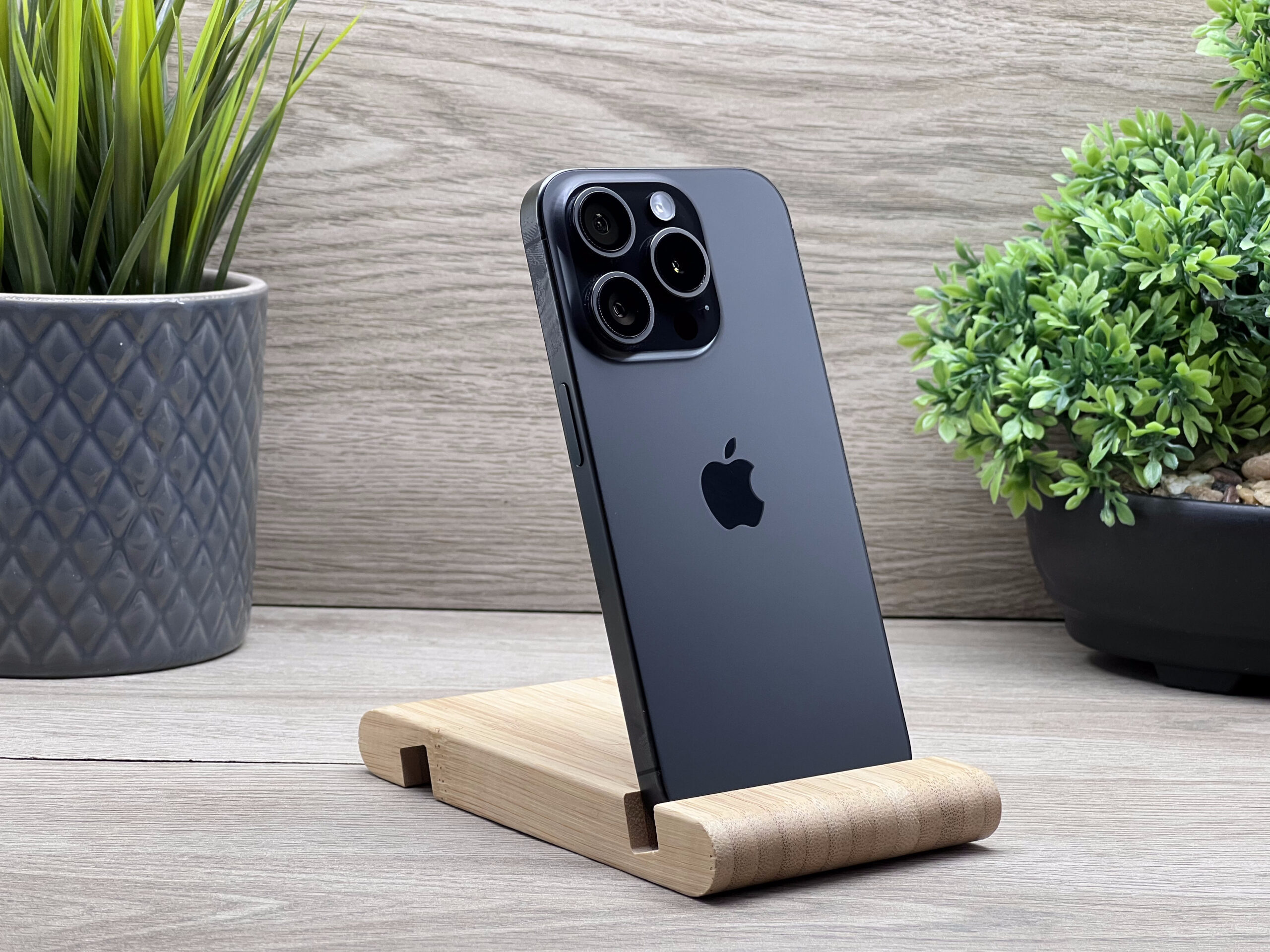 Hibátlan iPhone 15 Pro Black Titanium 256GB 2 ÉV Garanciával Számlával