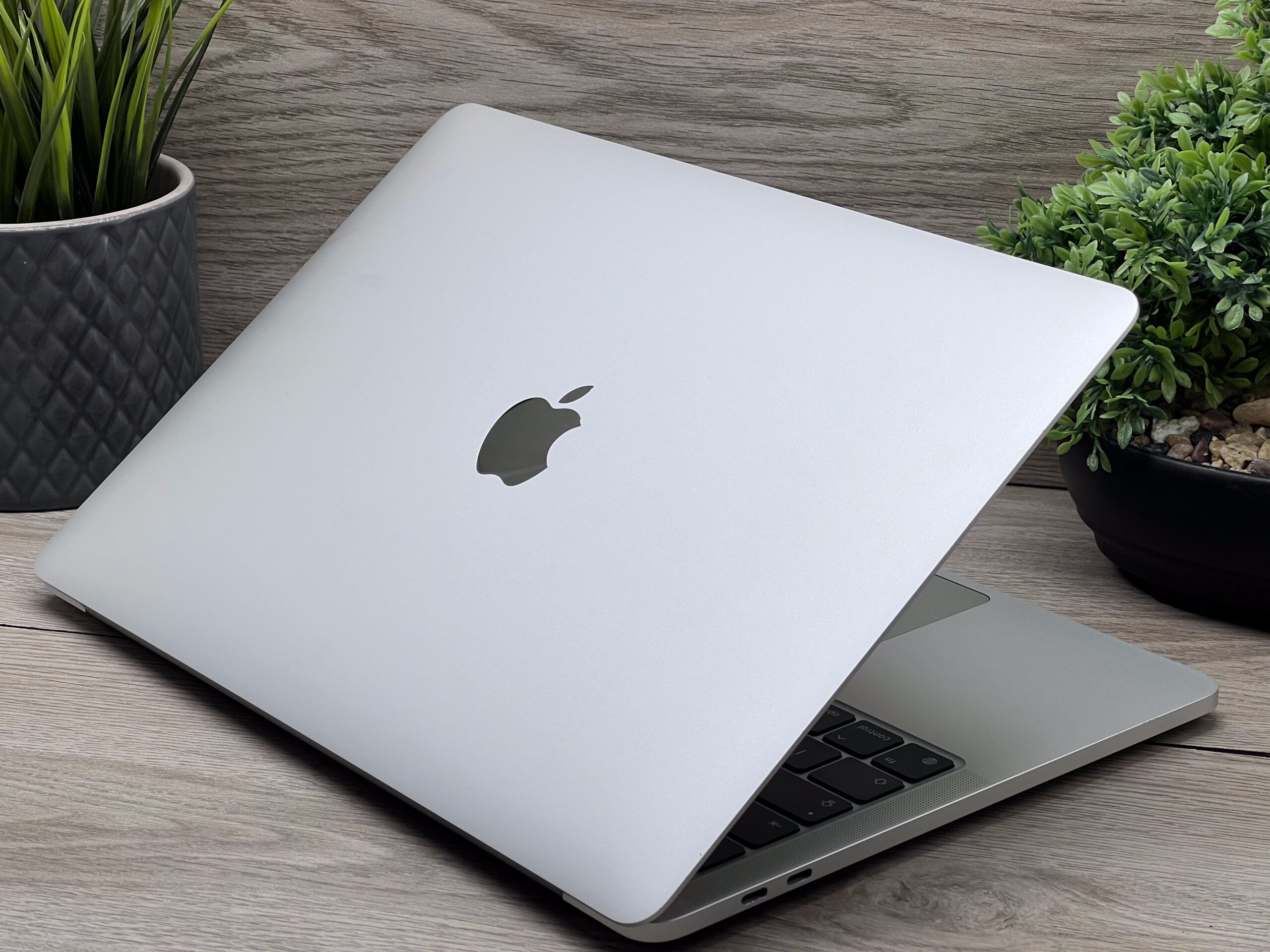 MacBook Pro 2020 M1 13” 256GB 2 ÉV Garanciával Számlával