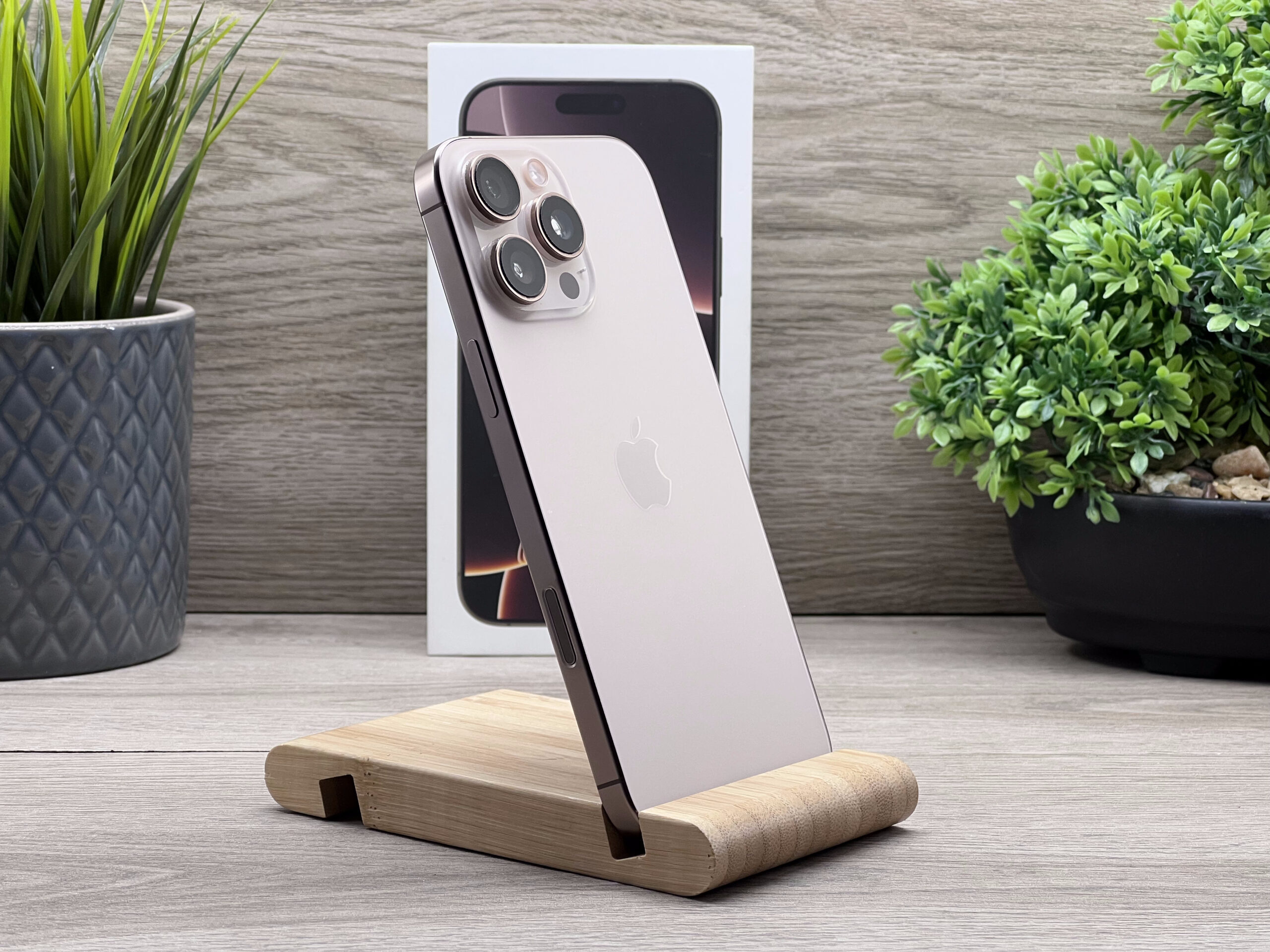 Hibátlan iPhone 16 Pro Max Desert Titanium 256GB 2 ÉV Garanciával Számlával
