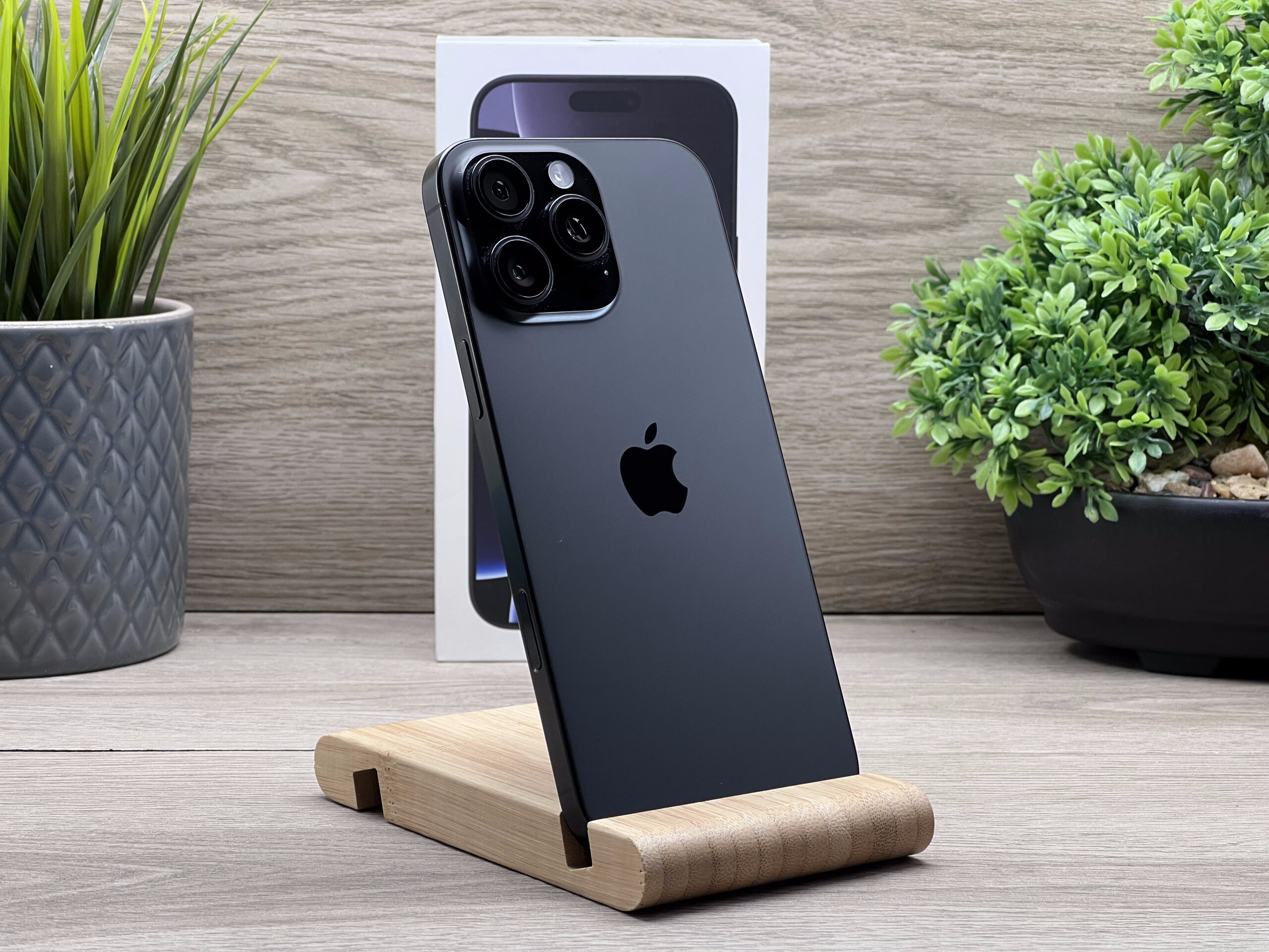 Hibátlan iPhone 16 Pro Max Black Titanium 256GB 2 ÉV Garanciával Számlával
