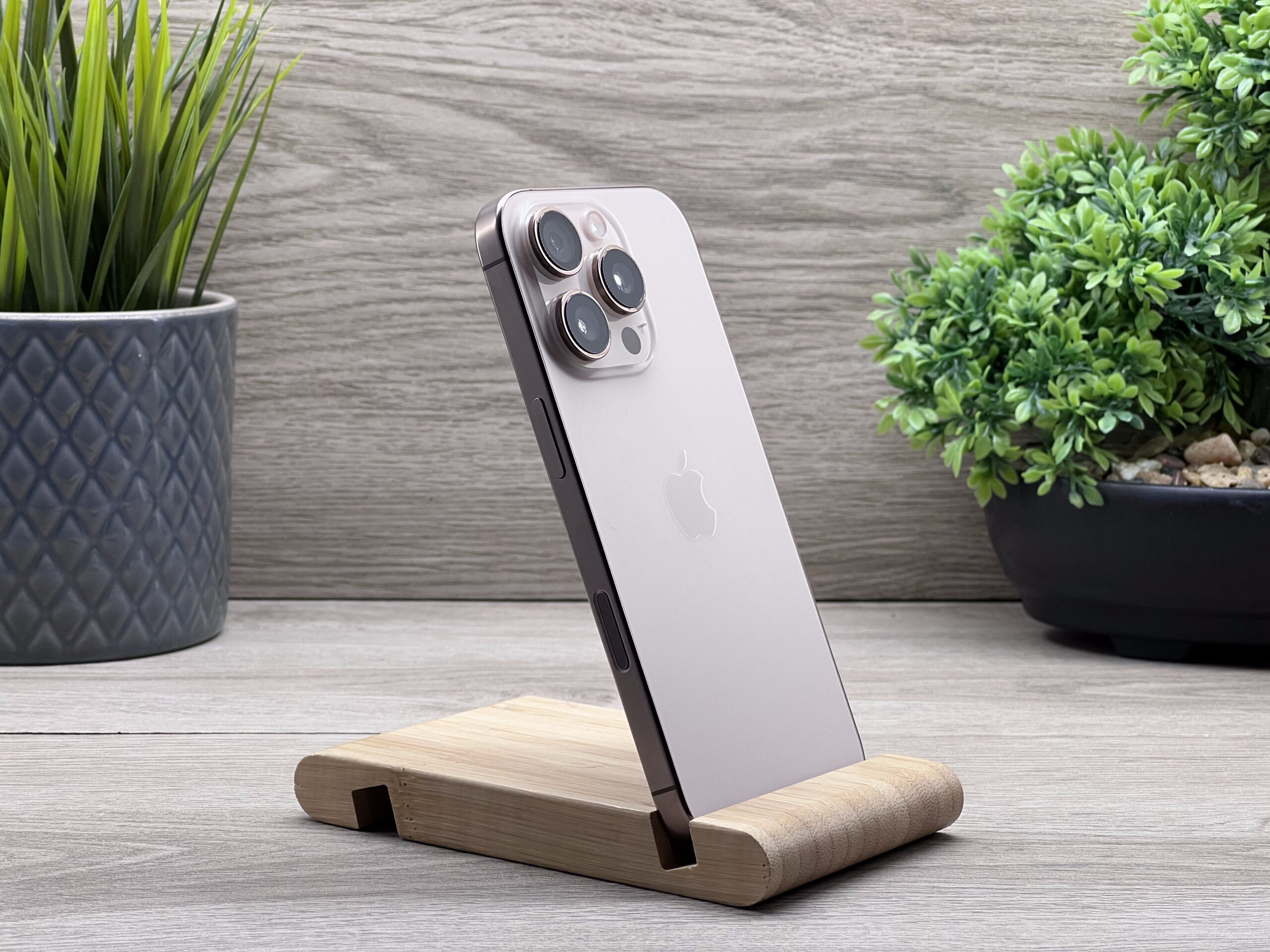 Hibátlan iPhone 16 Pro Desert Titanium 128GB 2 ÉV Garanciával Számlával
