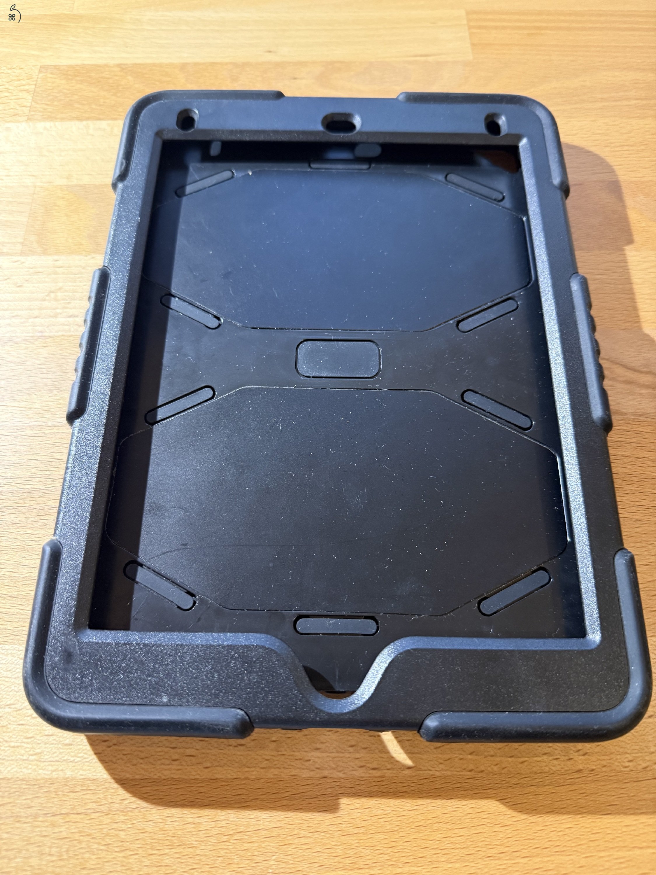 Ütésálló páncéltok iPad 9,7 5./6. generációs iPad-ekhez kitámasztóval