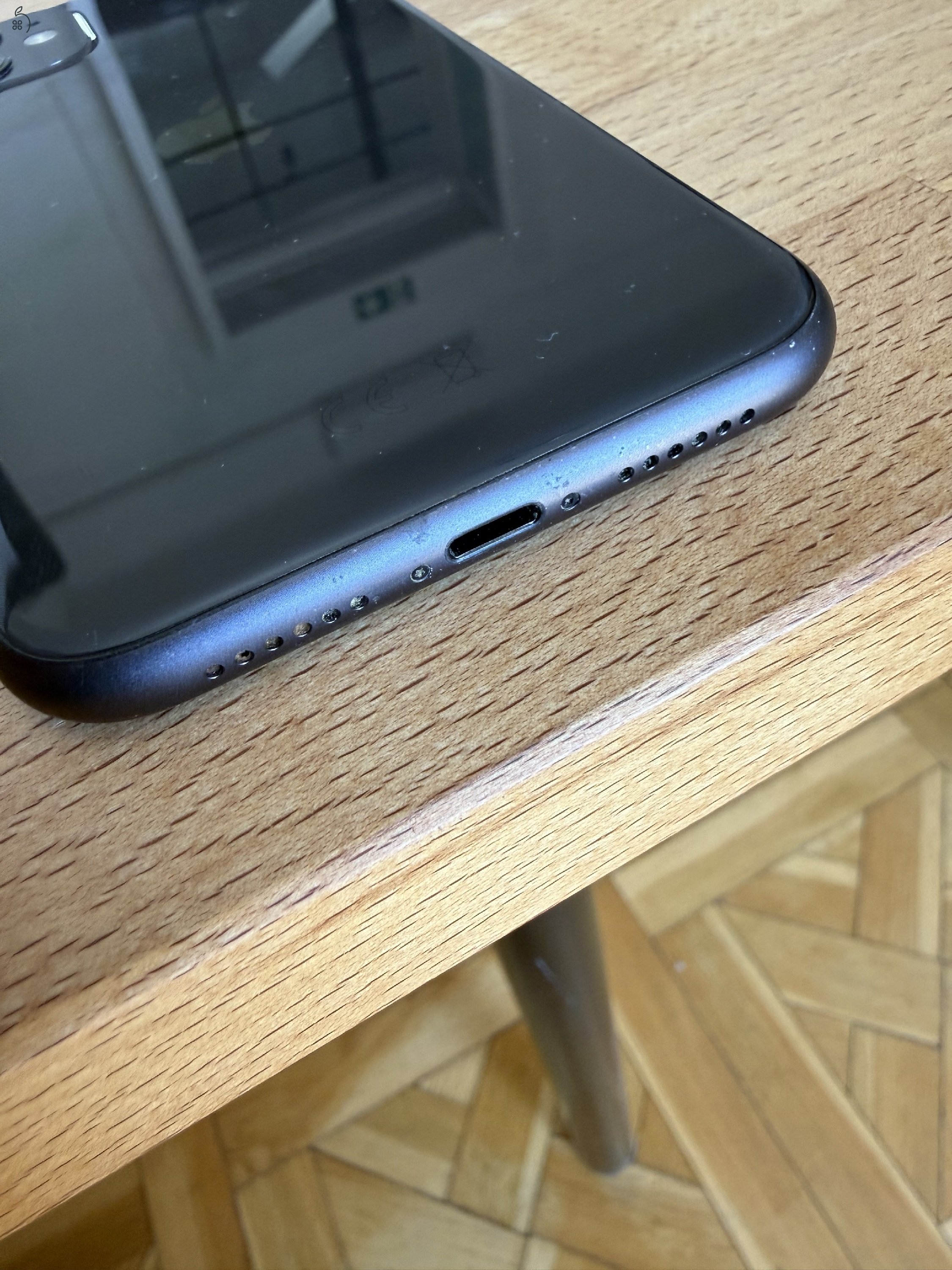 Apple iPhone 11 64 GB fekete színben
